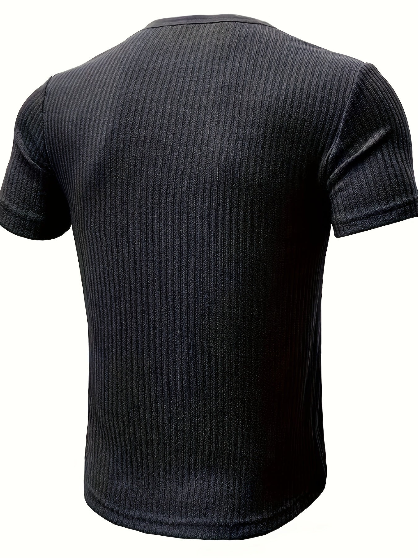 Herr T-shirt med knappar och ribbad design – Avslappnad och stilren topp för vardagsbruk