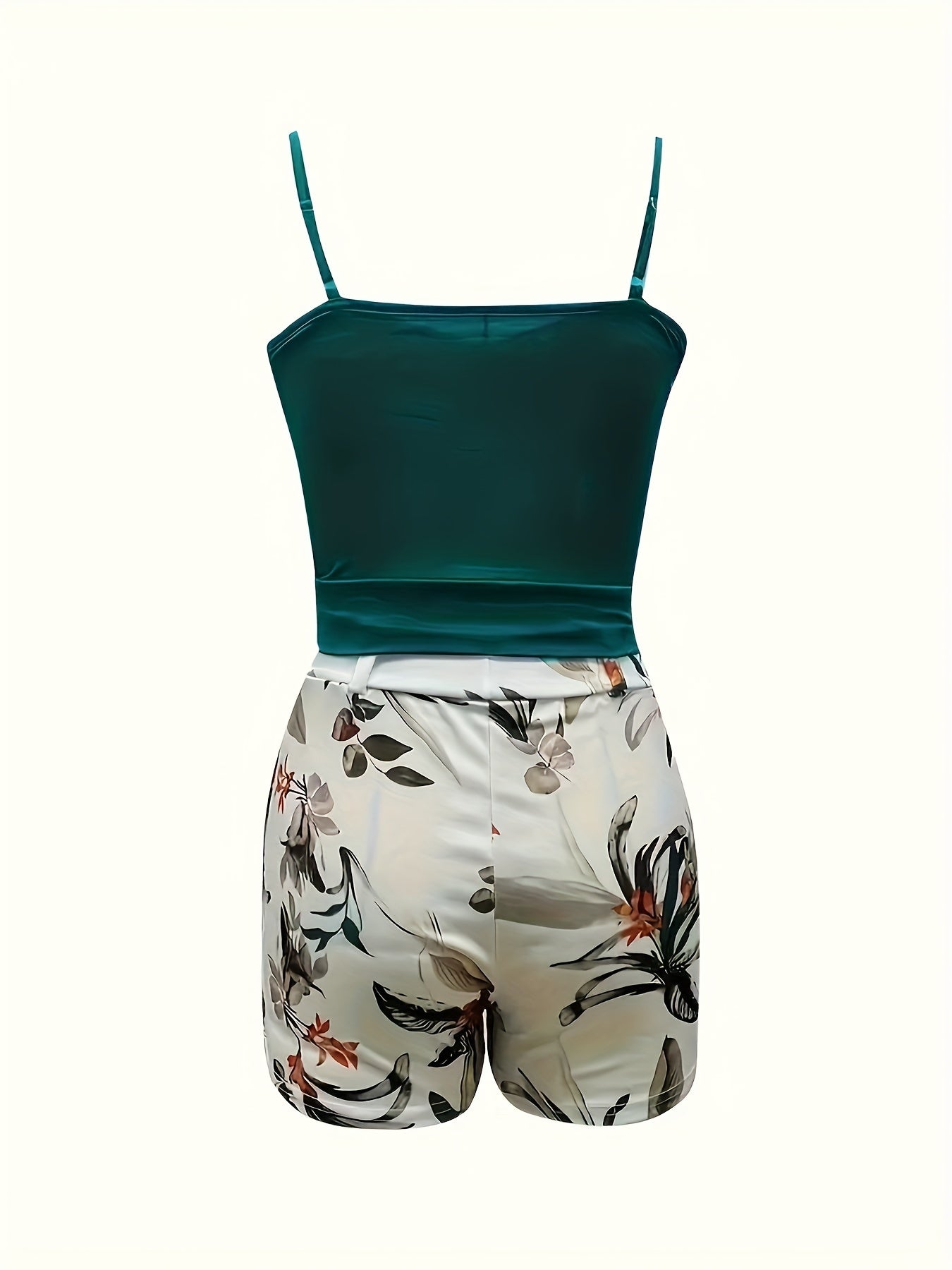 Damset med djup urringning och blommiga höga shorts – somrig och trendig outfit för vardag och semester