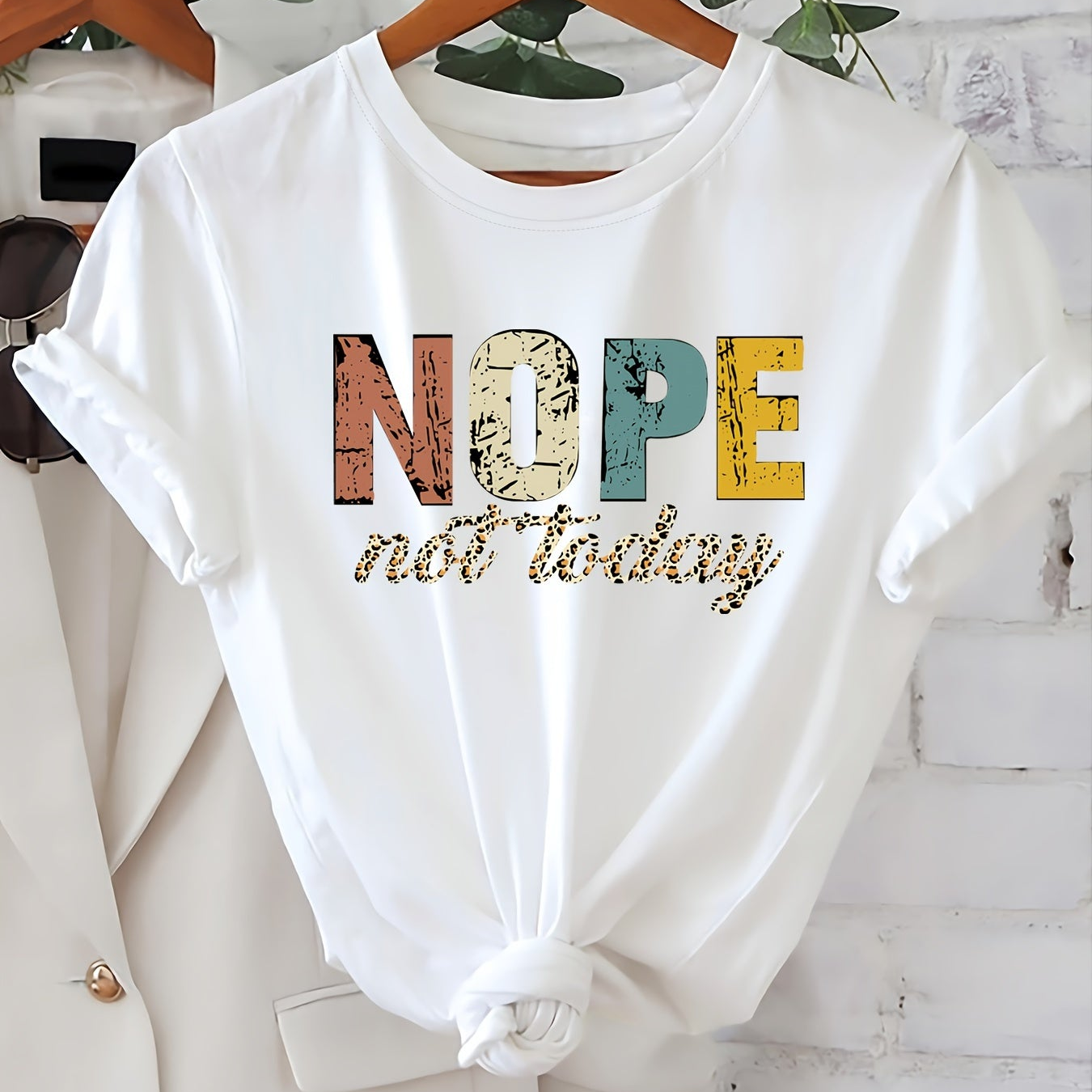 Dam T-shirt med tryck – Avslappnad grafisk stil och humoristiskt budskap – Perfekt för vardagsbruk