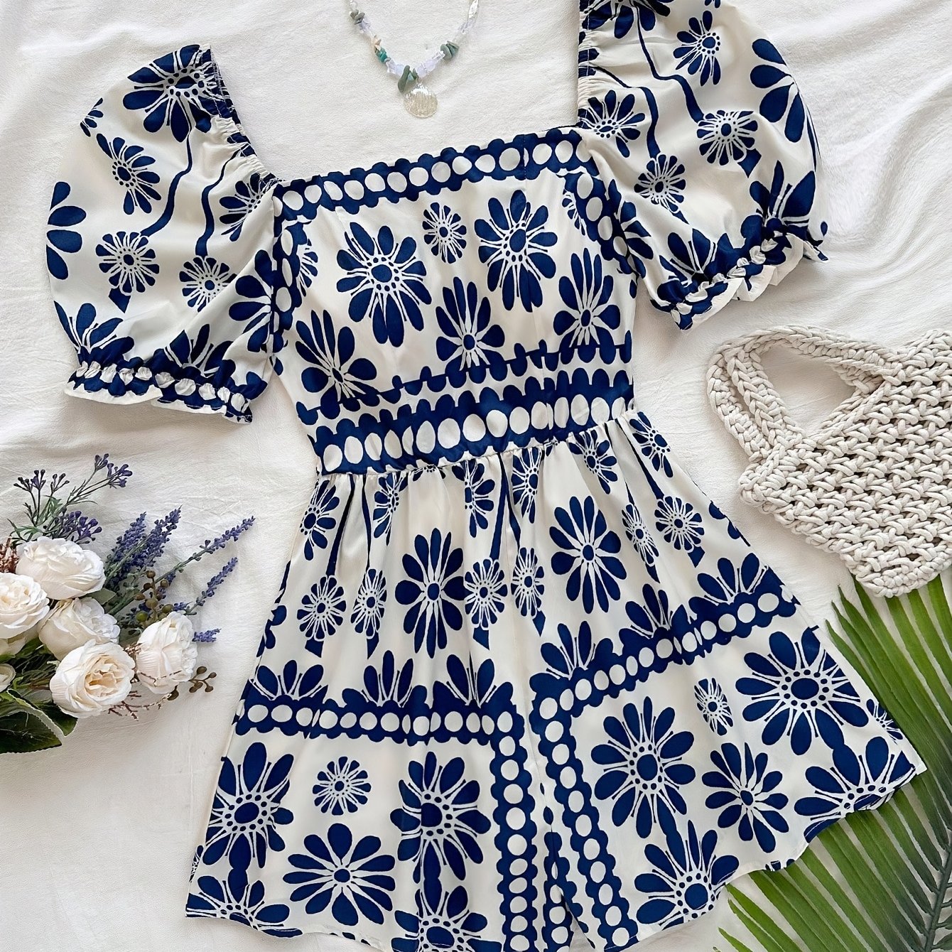 Dam Playsuit med Puffärmar och Vintage Blommönster – Perfekt för Sommar och Trädgårdsfest