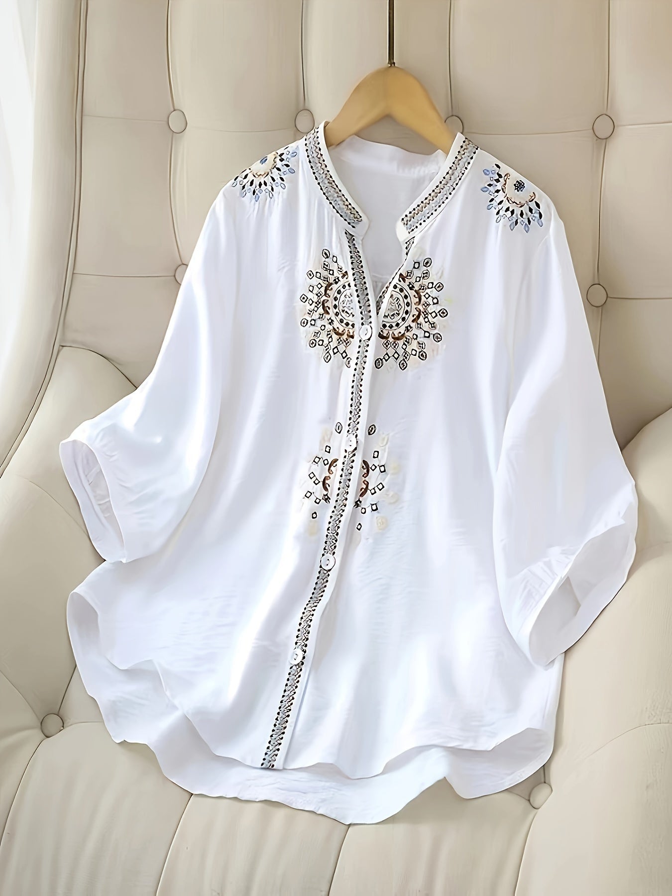 Dam Blus med Broderad Detalj och Ståkrage – Elegant Vår/Sommar