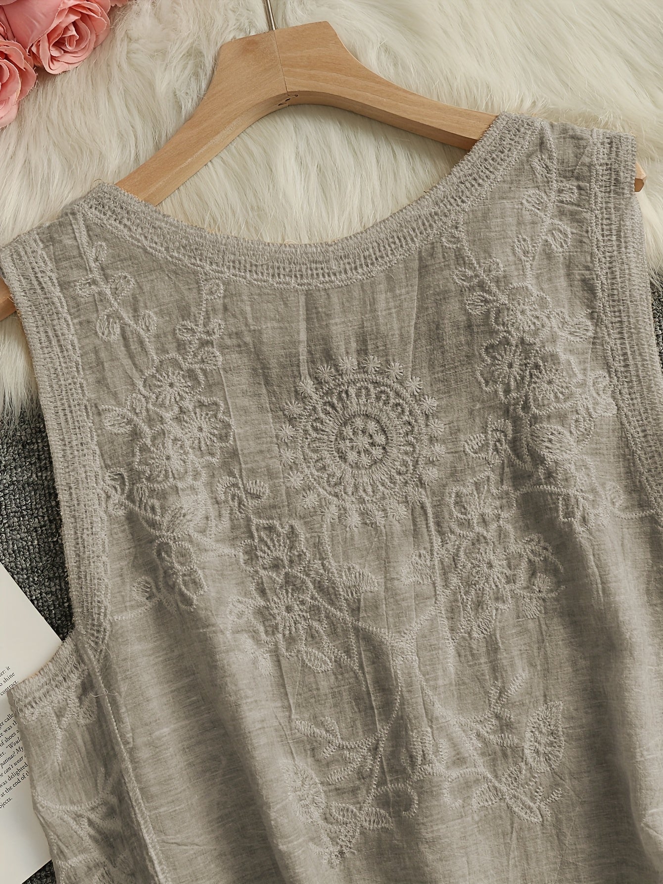 Damtop med broderi och bohemisk stil, ärmlös blus för vardag och fest