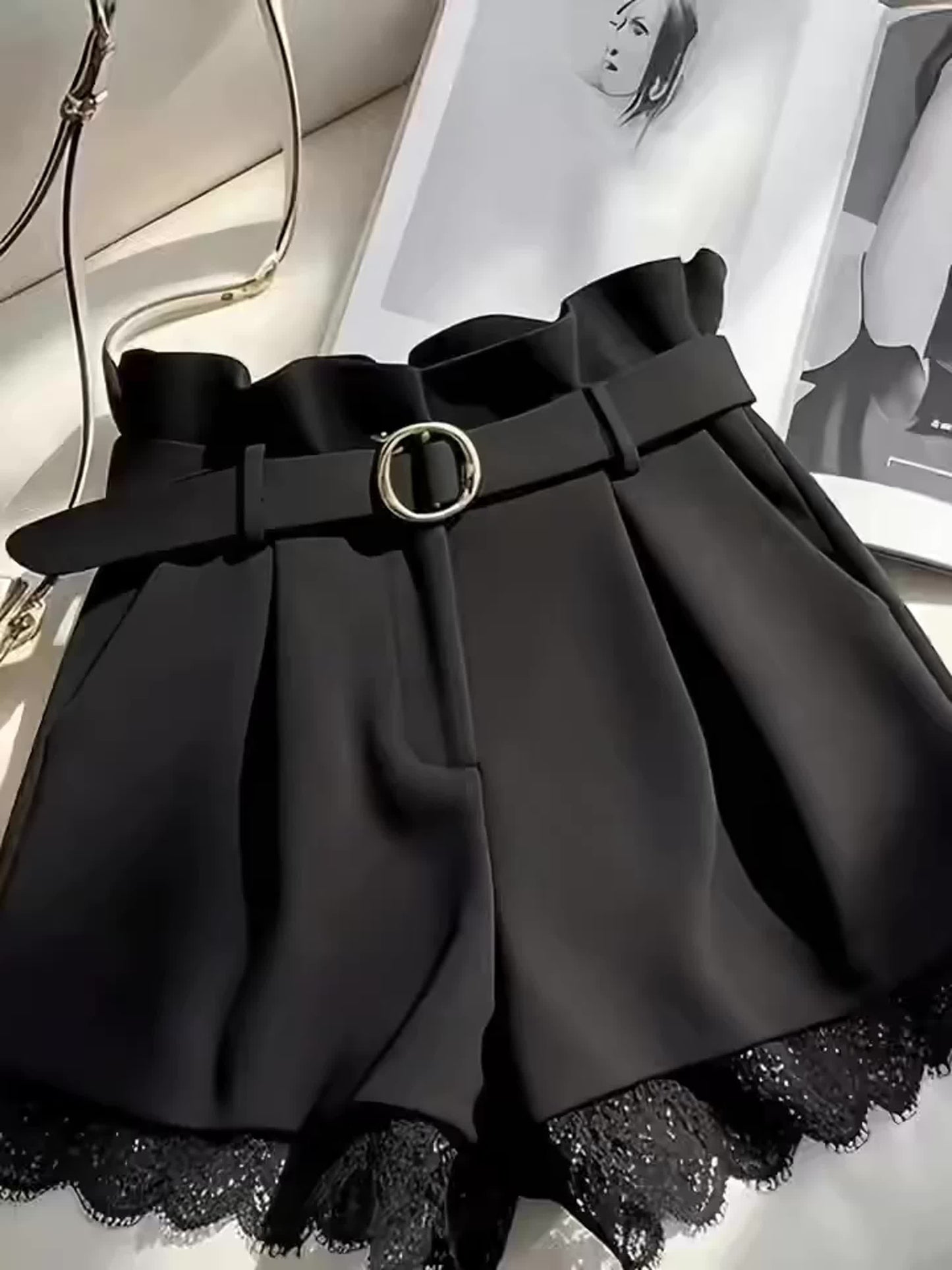 Damshorts med paperbagmidja och spetsdetalj – Elegant och trendig för fest och vardag