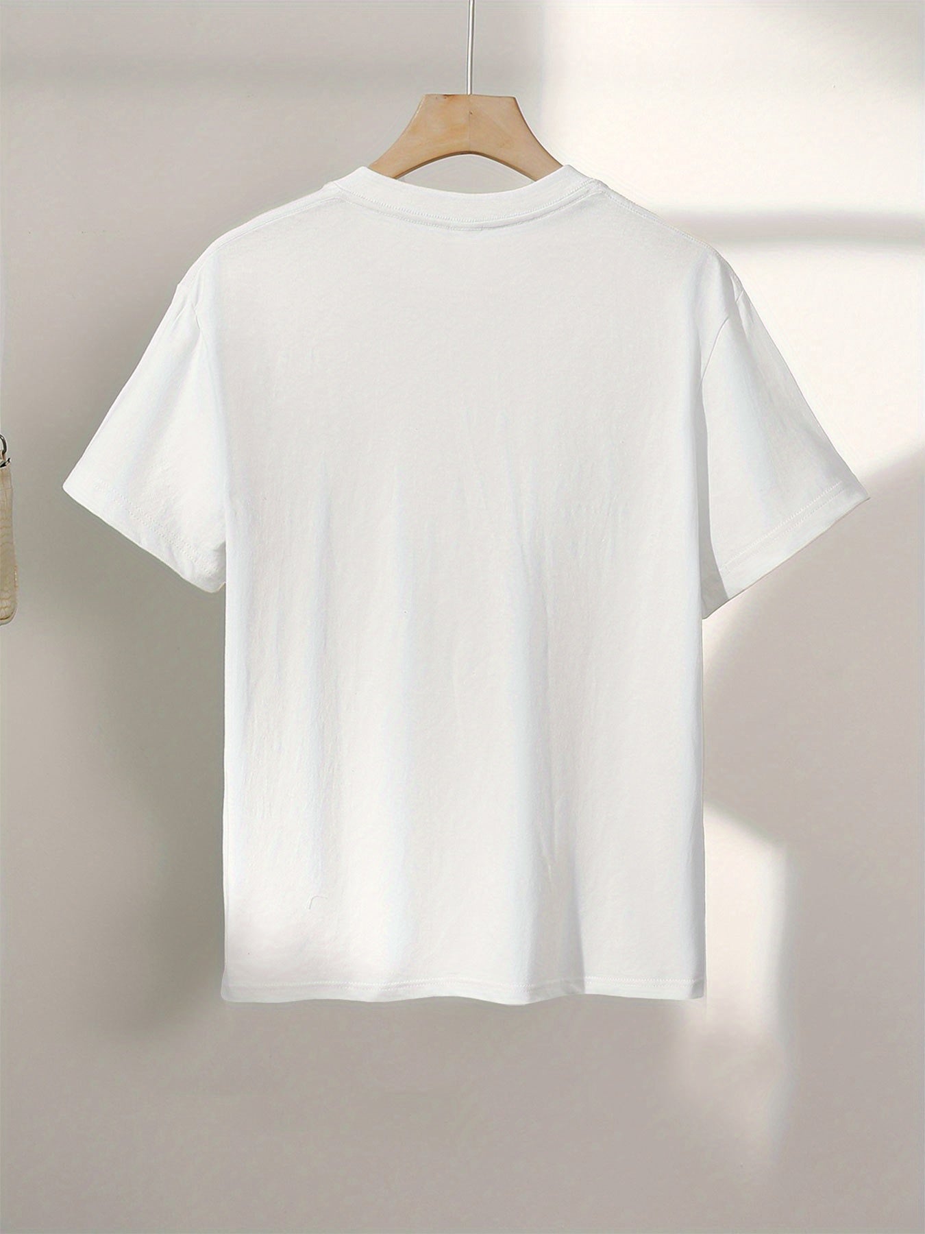 Dam T-shirt med abstrakt ansikte och modern konststil – casual för vår och sommar