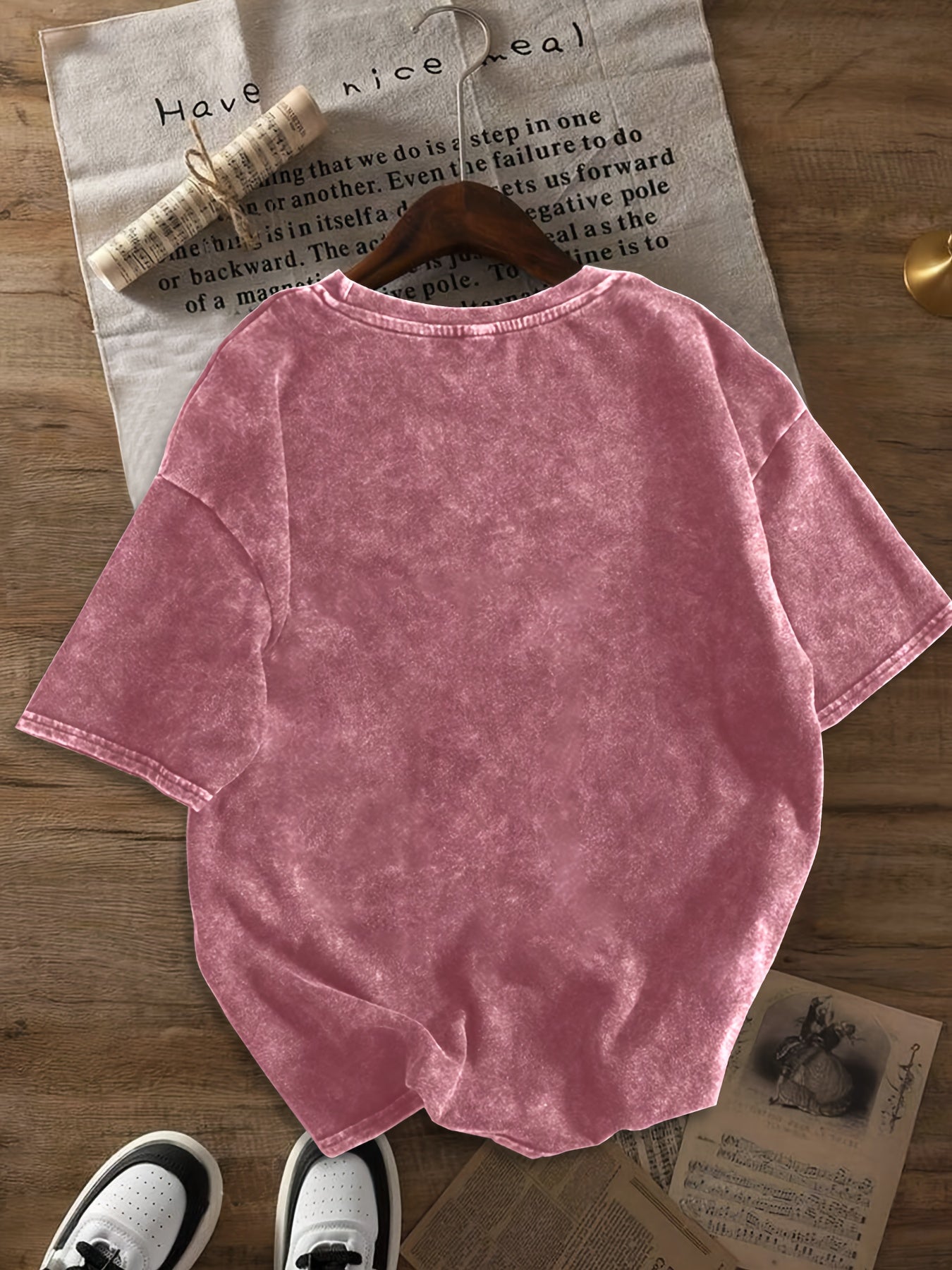 Dam T-shirt med avslappnad passform och trendiga jeansshorts för sommarens streetstyle