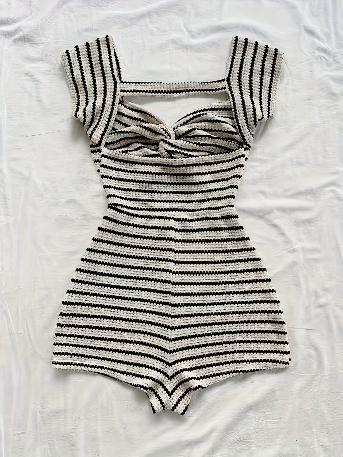 Dam Playsuit med Ränder – Stickad Kort Sommaroverall med Twistdetalj