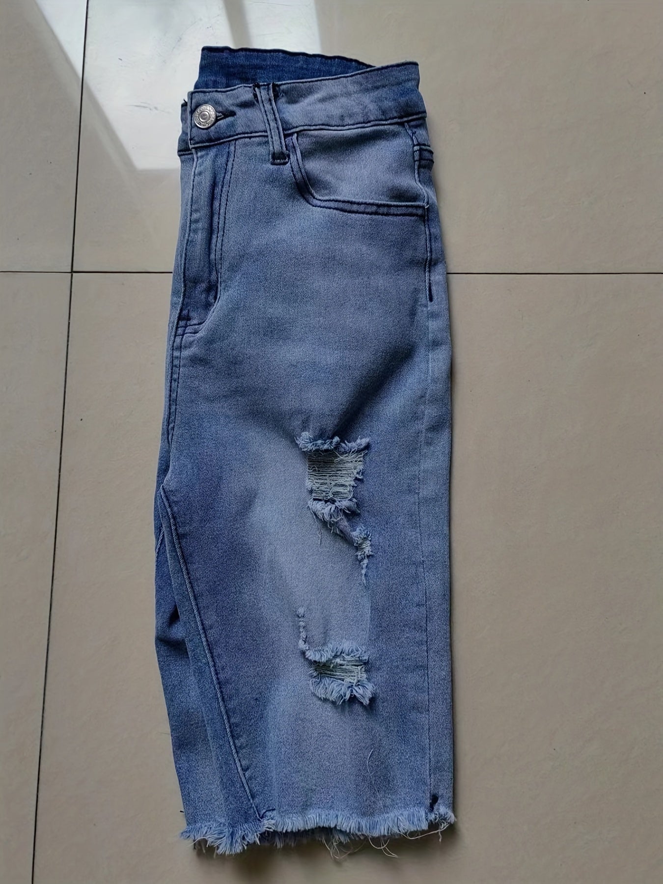 Dam Bermuda Shorts med Ripped Detaljer och Fransad Kant – Trendiga Jeansshorts för Sommar och Vardag