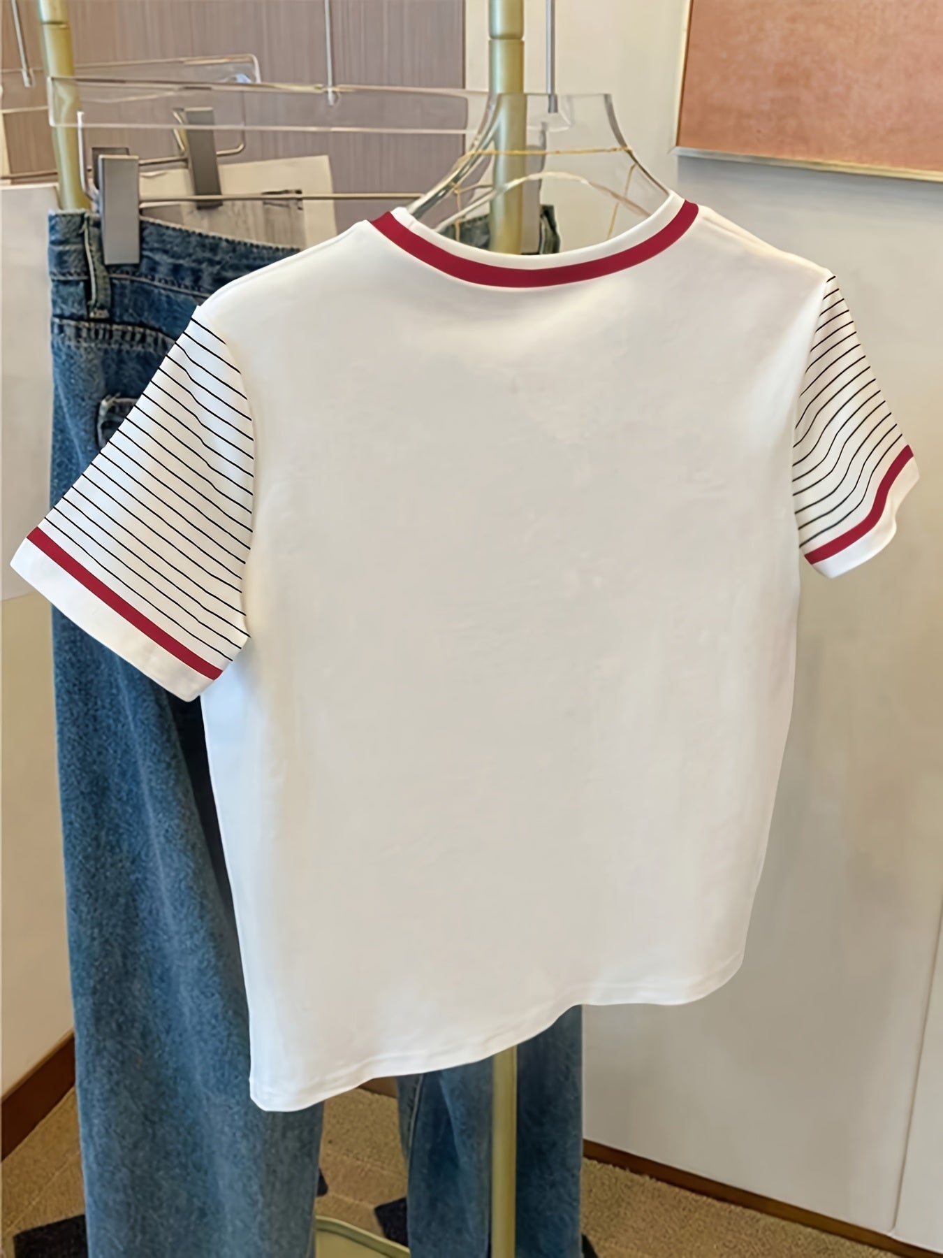 Dam T-shirt med enhörningslogotyp och randiga ärmar – Trendig vardagsstil