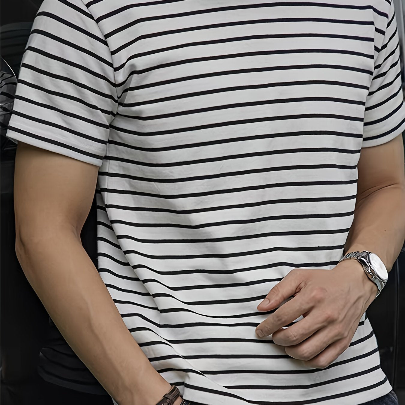 Herr T-shirt med horisontella ränder – Stilren och mångsidig vardagsstil