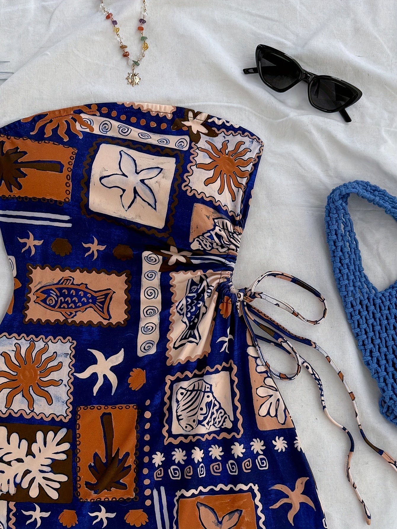 Dam Strandklänning Med Bandeau-Design Och Tropiska Motiv – Perfekt För Semester Och Sommar