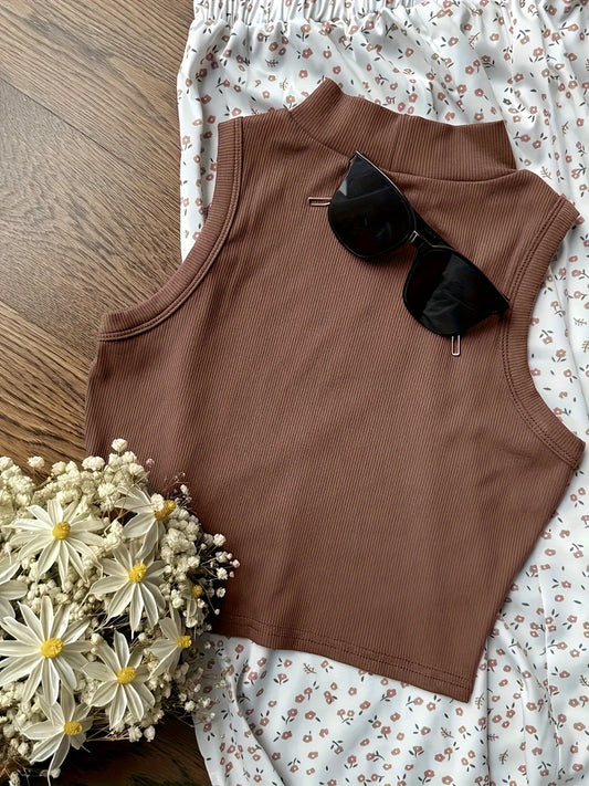 Damlinne med hög hals och blommiga shorts, elegant sommarset