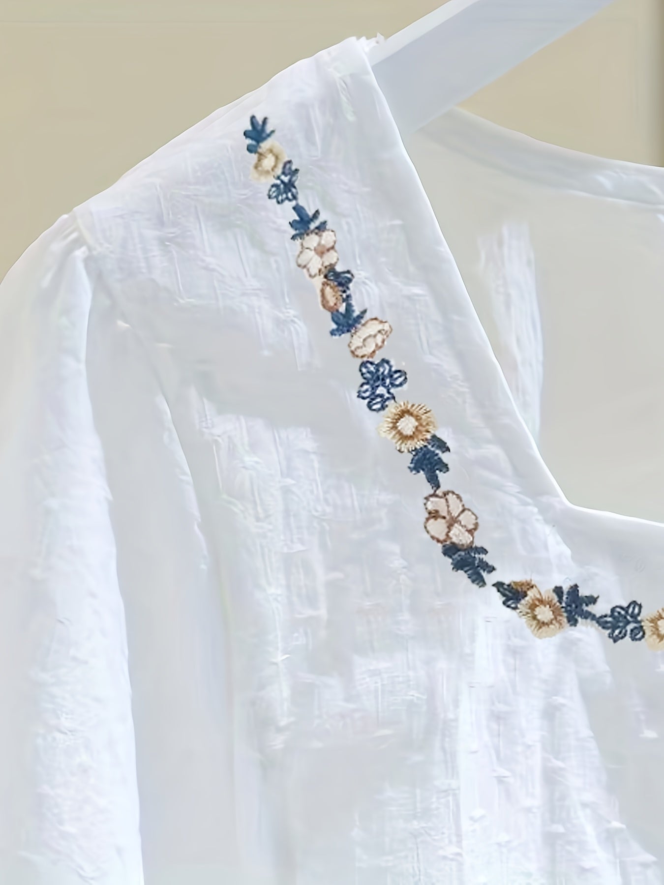 Dam Elegant Blus med Broderade Blommor och Fyrkantig Hals – Vår/Sommar Top