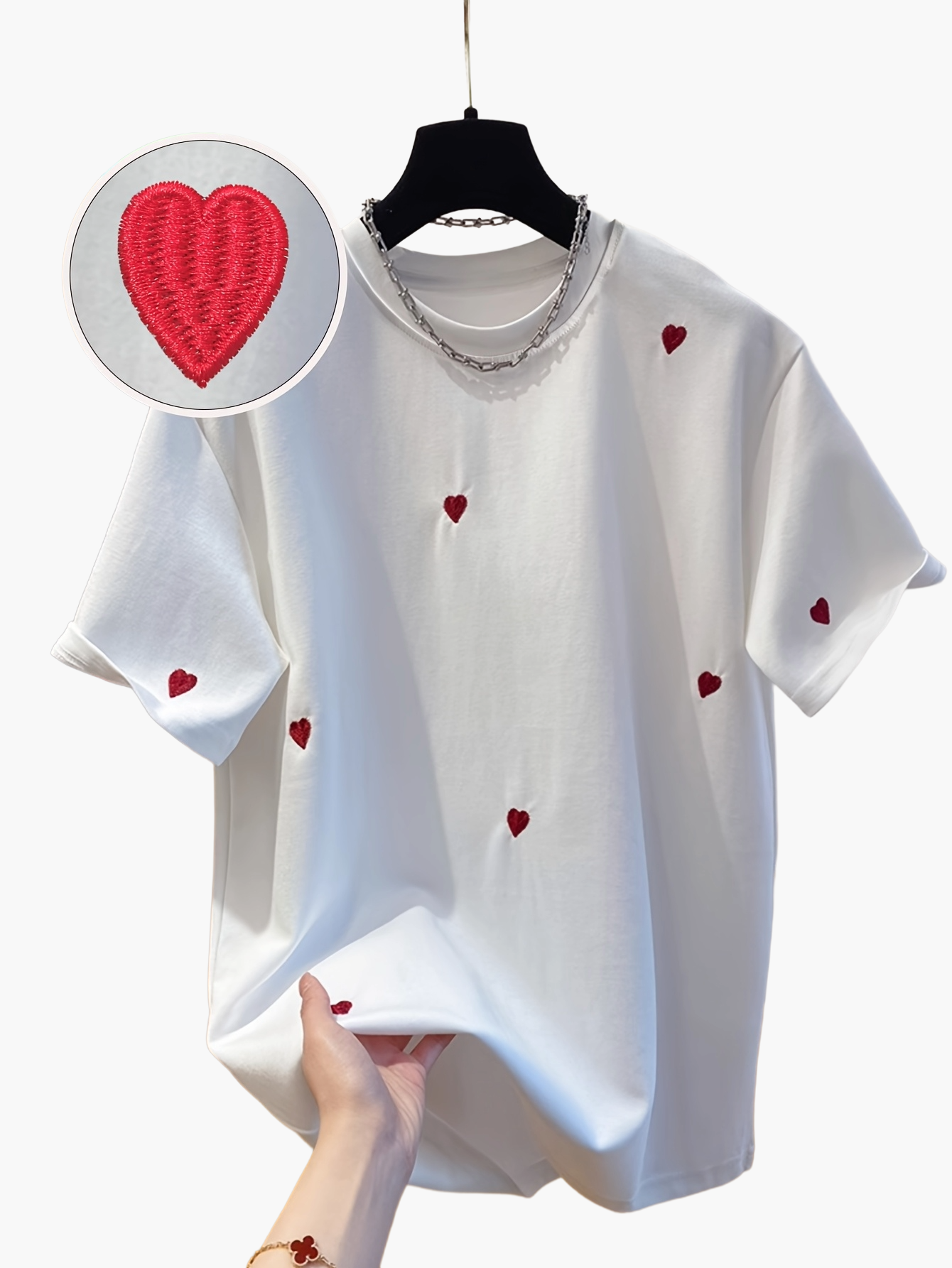 Dam T-shirt med broderade hjärtan – casual stil för vår och sommar