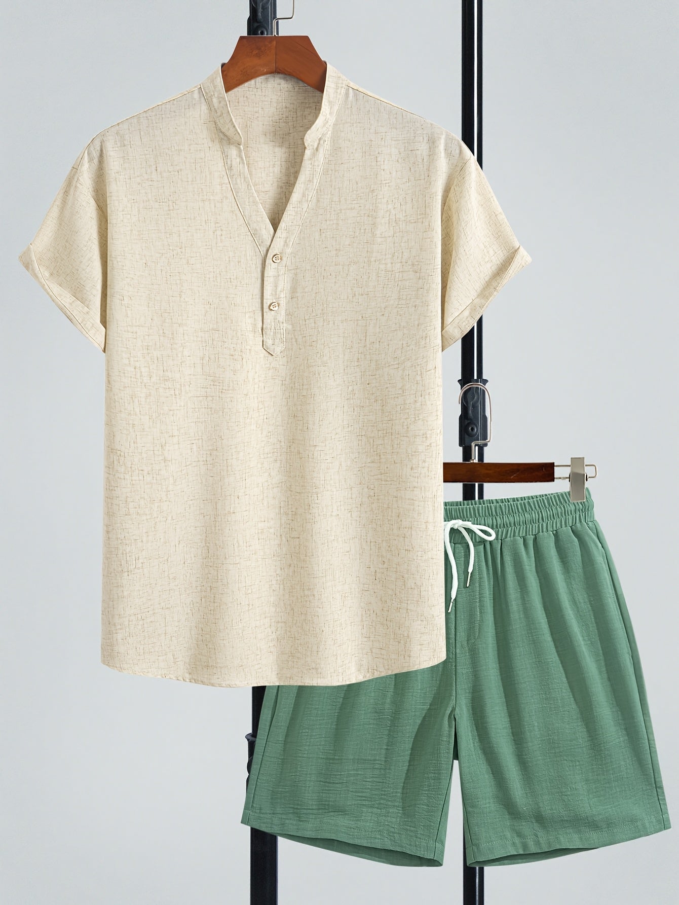 Herrset – Modern kortärmad Henley-tröja och avslappnade shorts – Perfekt för sommar och semester