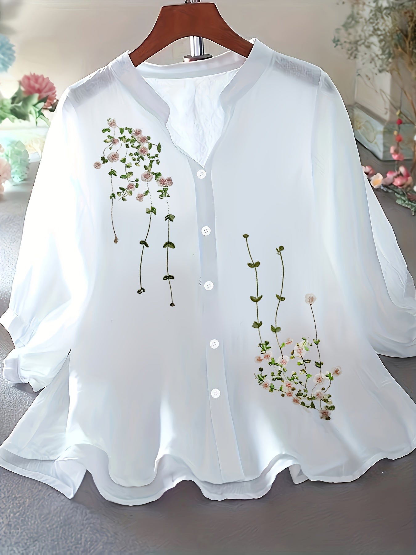 Dam Elegant Blus med Broderade Blommor och Ståkrage – Perfekt för Sommar och Arbete