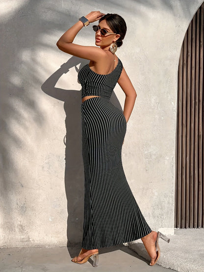 Dam Set med Randigt Asymmetriskt Crop Top och Lång Kjol – Trendig Sommaroutfit för Fritid och Semester