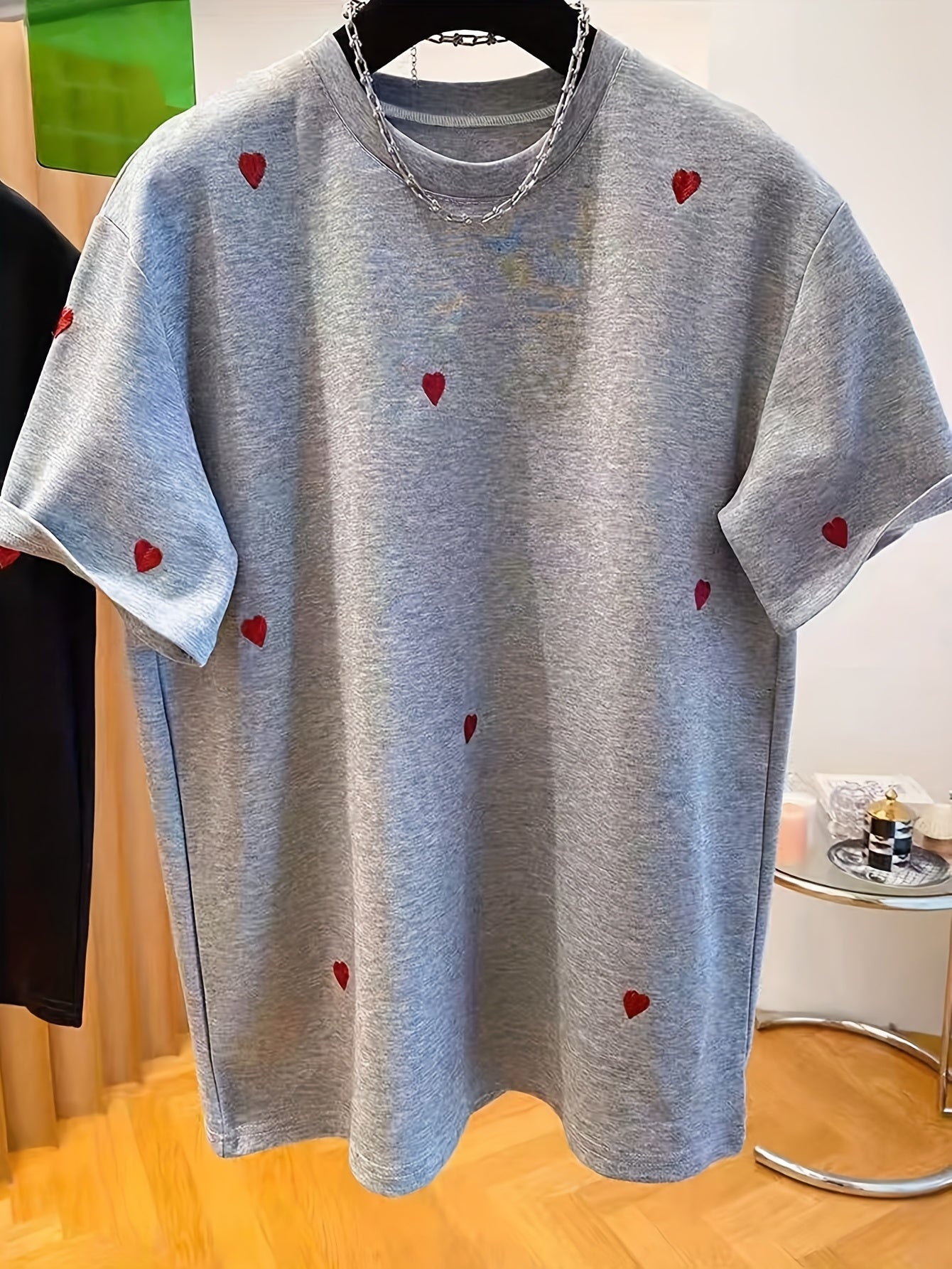 Dam T-shirt med broderade hjärtan – casual stil för vår och sommar