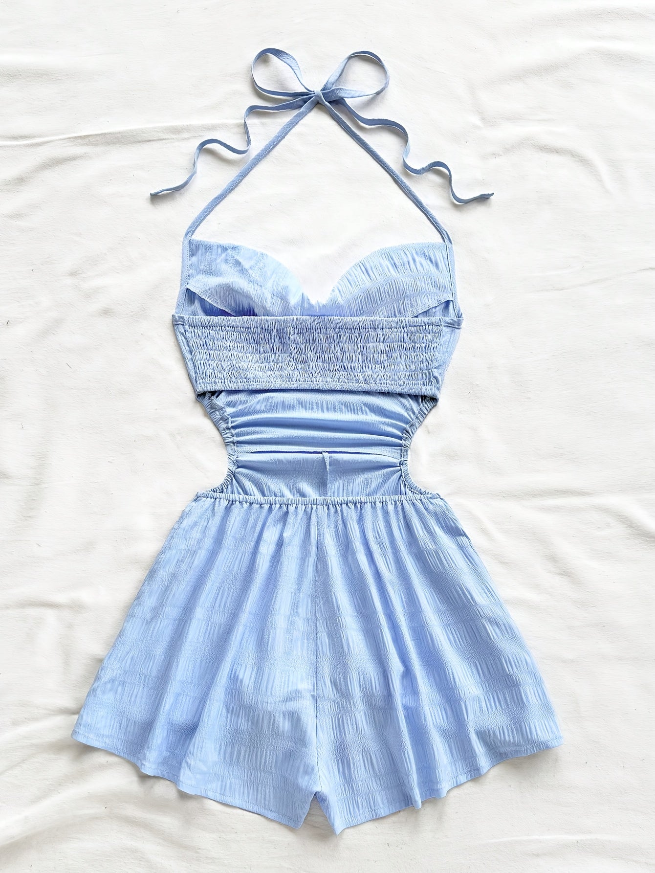 Dam Playsuit med Halterneck och Cut-Out – Trendig Sommarstil för Semester och Strand