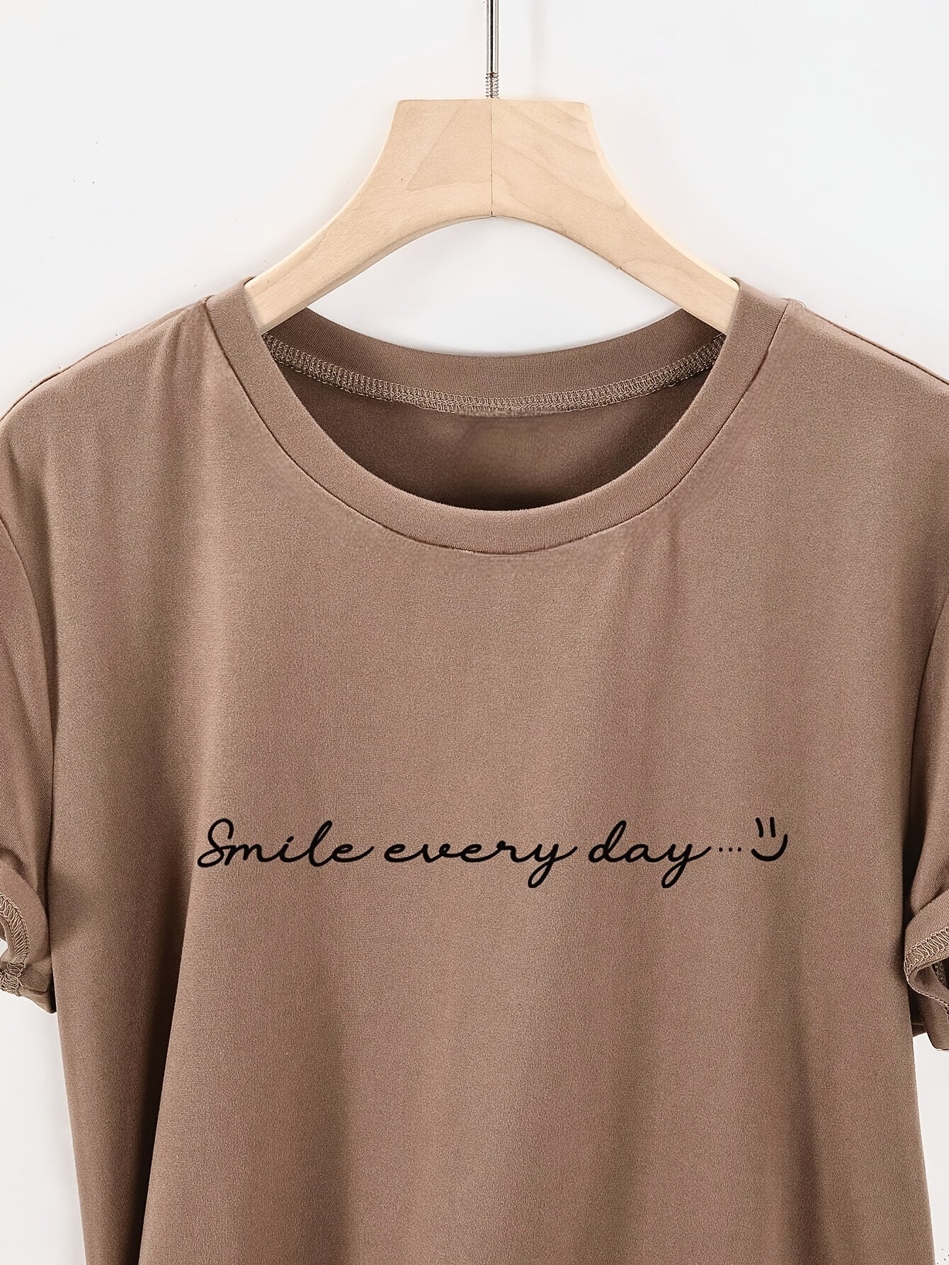 Dam T-shirt med tryck – Avslappnad och trendig vardagsstil med slogan "Smile every day"