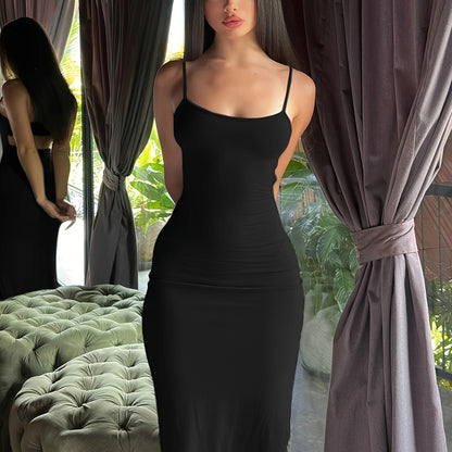Damers figurnära maxiklänning för kväll och fest – elegant bodycon med smala axelband