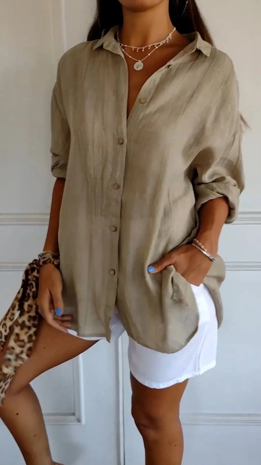 Joy – Långärmad Blus med Enkelknäppning och Plissering