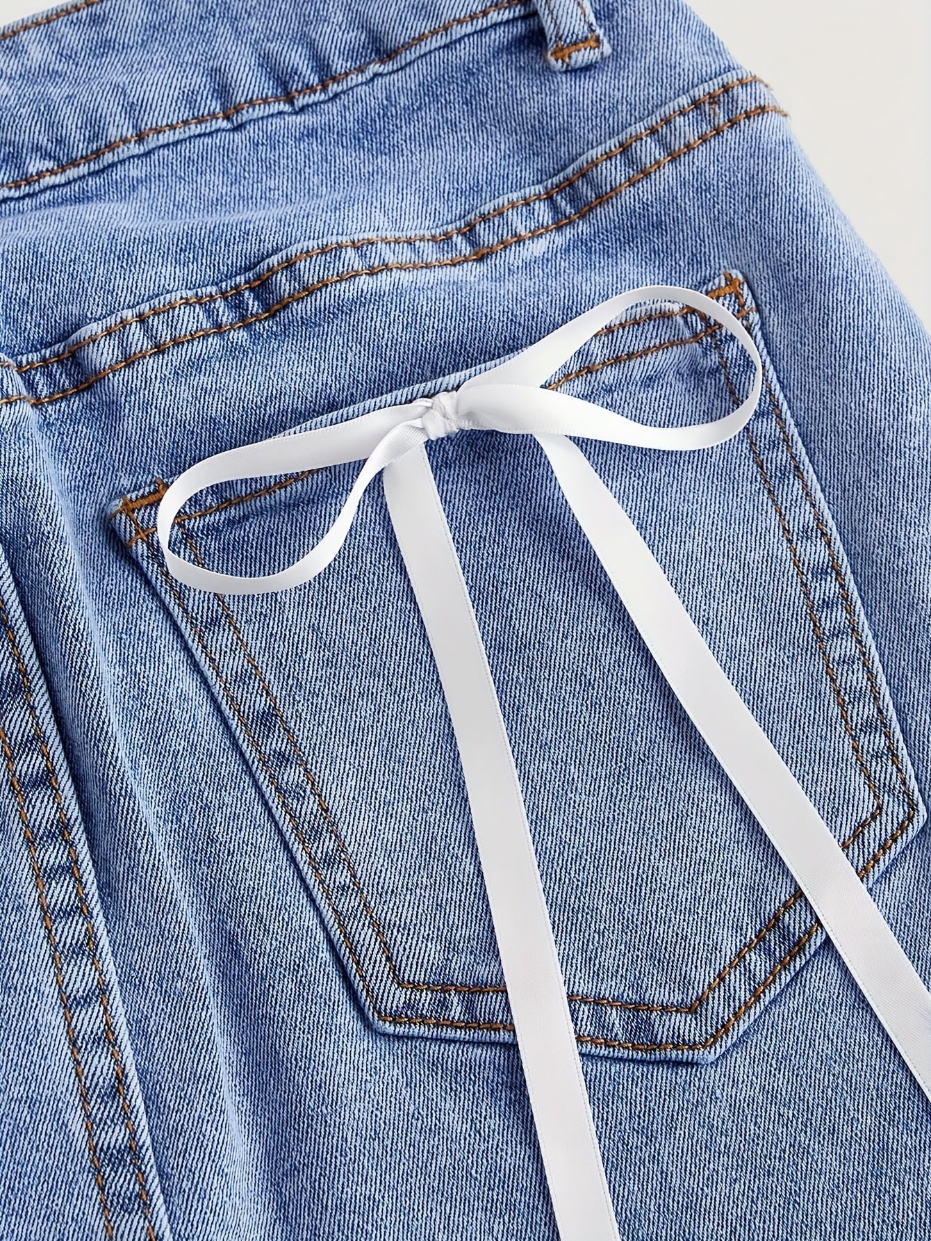 Dam Kjol Mini Elegant Denim Stil för Sommar med Fickdetalj och Dekorativa Rosetter