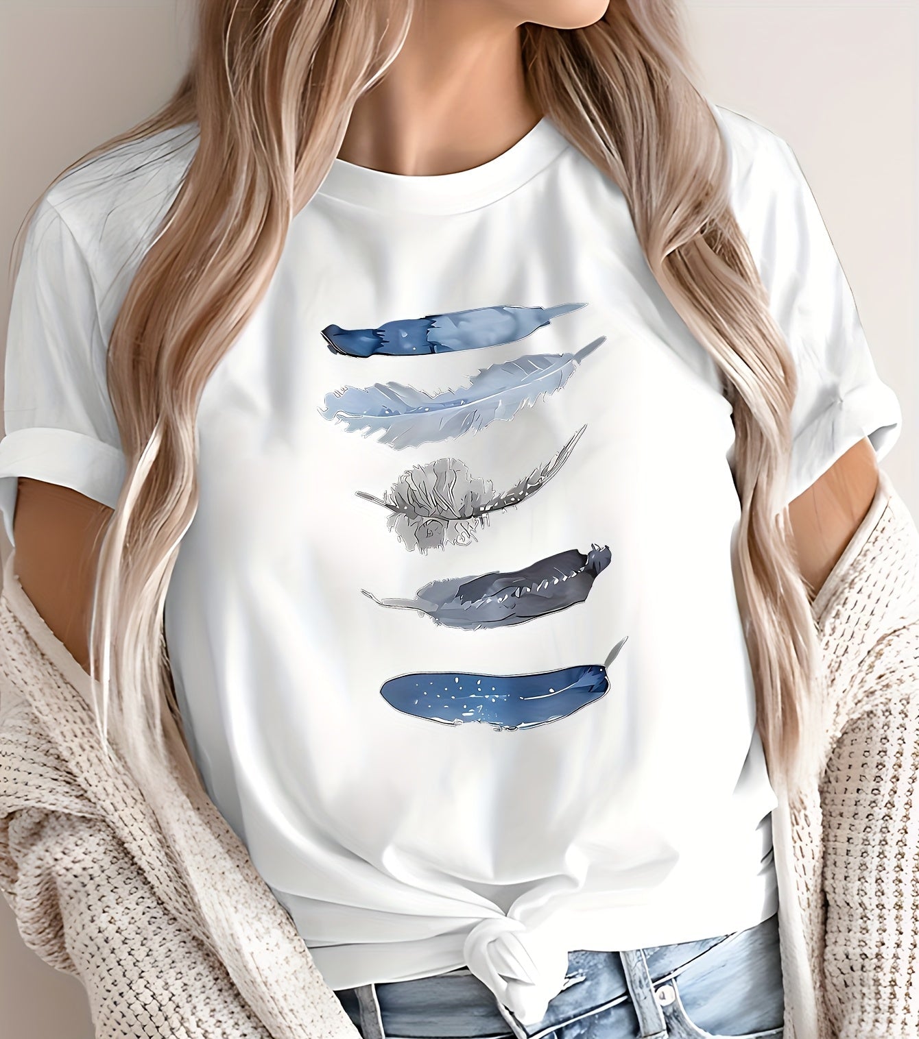 Dam T-shirt med konstnärliga fjädermotiv – avslappnad vardagsstil