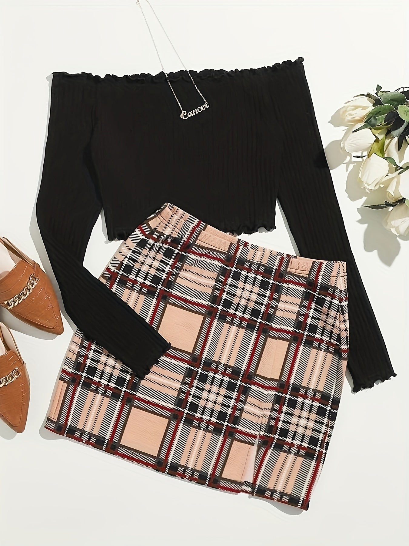 Damset – Elegant Off Shoulder Top och Rutig Kjol – Perfekt för Vår och Sommar