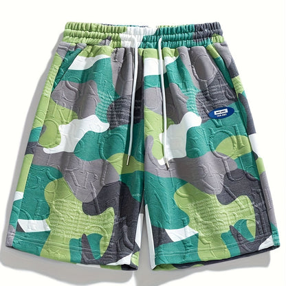 Herrshorts med modern grafisk camouflage och präglade detaljer – avslappnad streetstyle för vardagsbruk