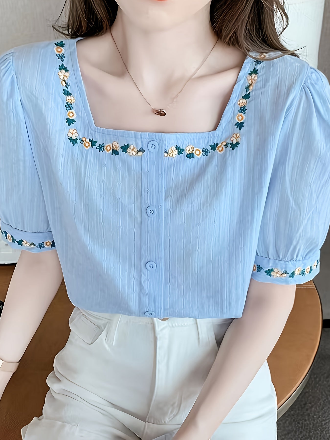 Dam Elegant Blus med Broderade Blommor och Fyrkantig Hals – Vår/Sommar Top