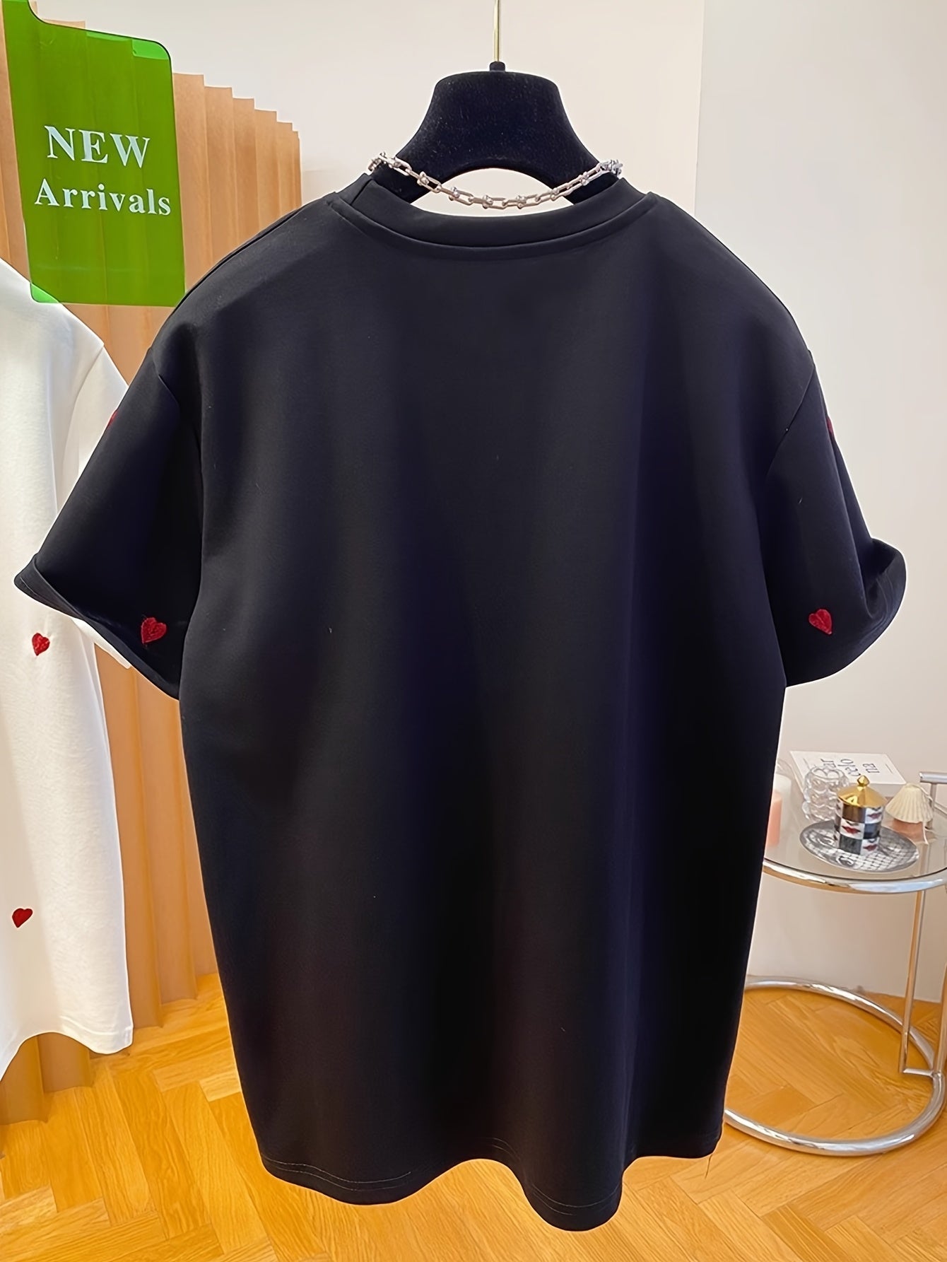 Dam T-shirt med broderade hjärtan – casual stil för vår och sommar