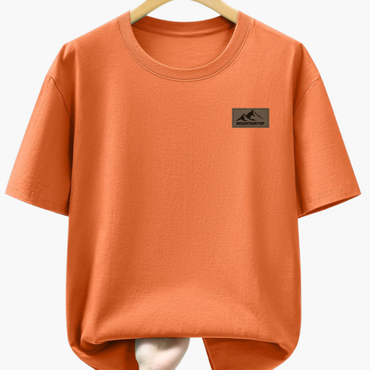 Herr T-shirt med minimalistisk bergslogga – Avslappnad och trendig vardagsstil