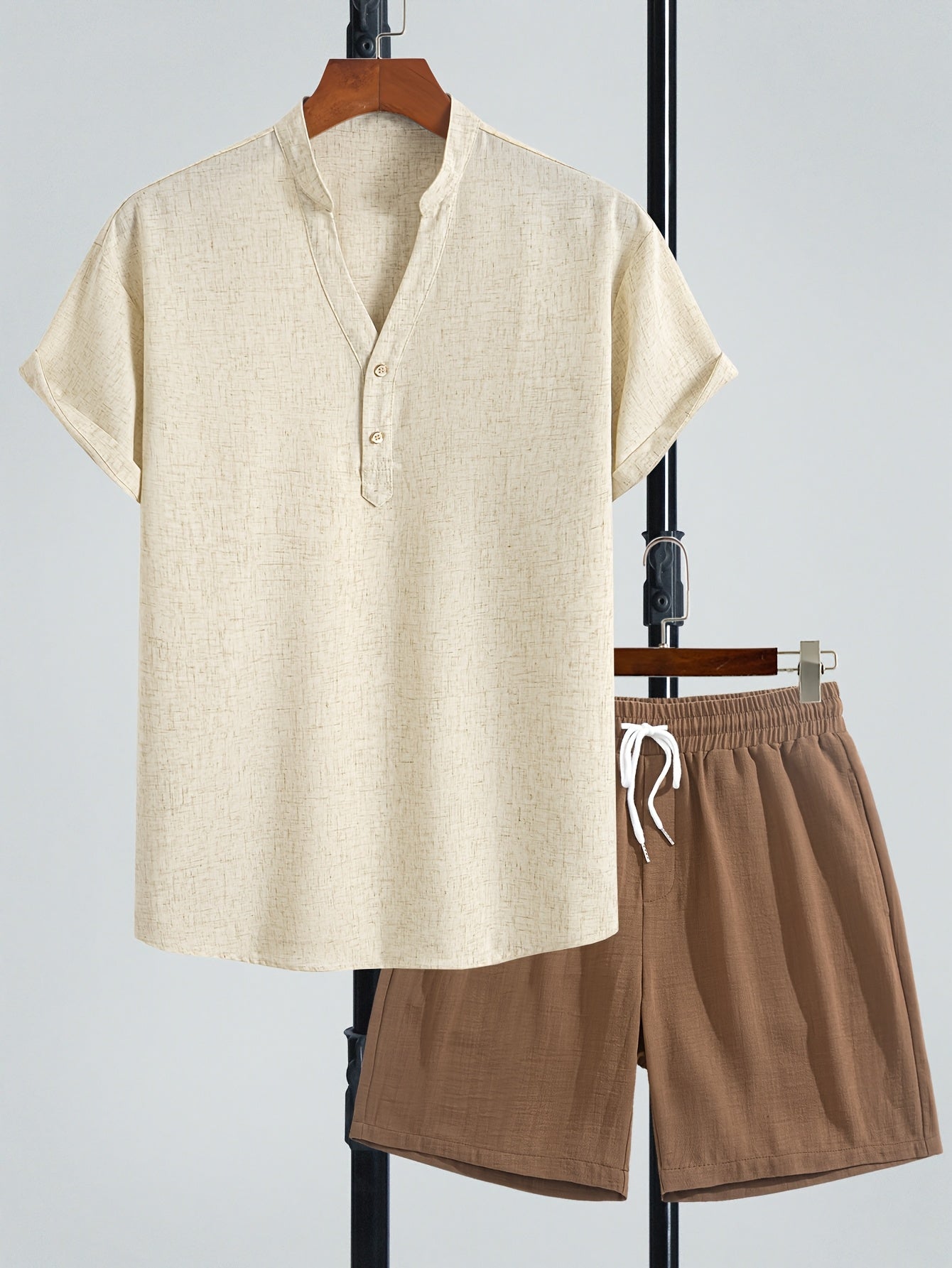 Herrset – Modern kortärmad Henley-tröja och avslappnade shorts – Perfekt för sommar och semester