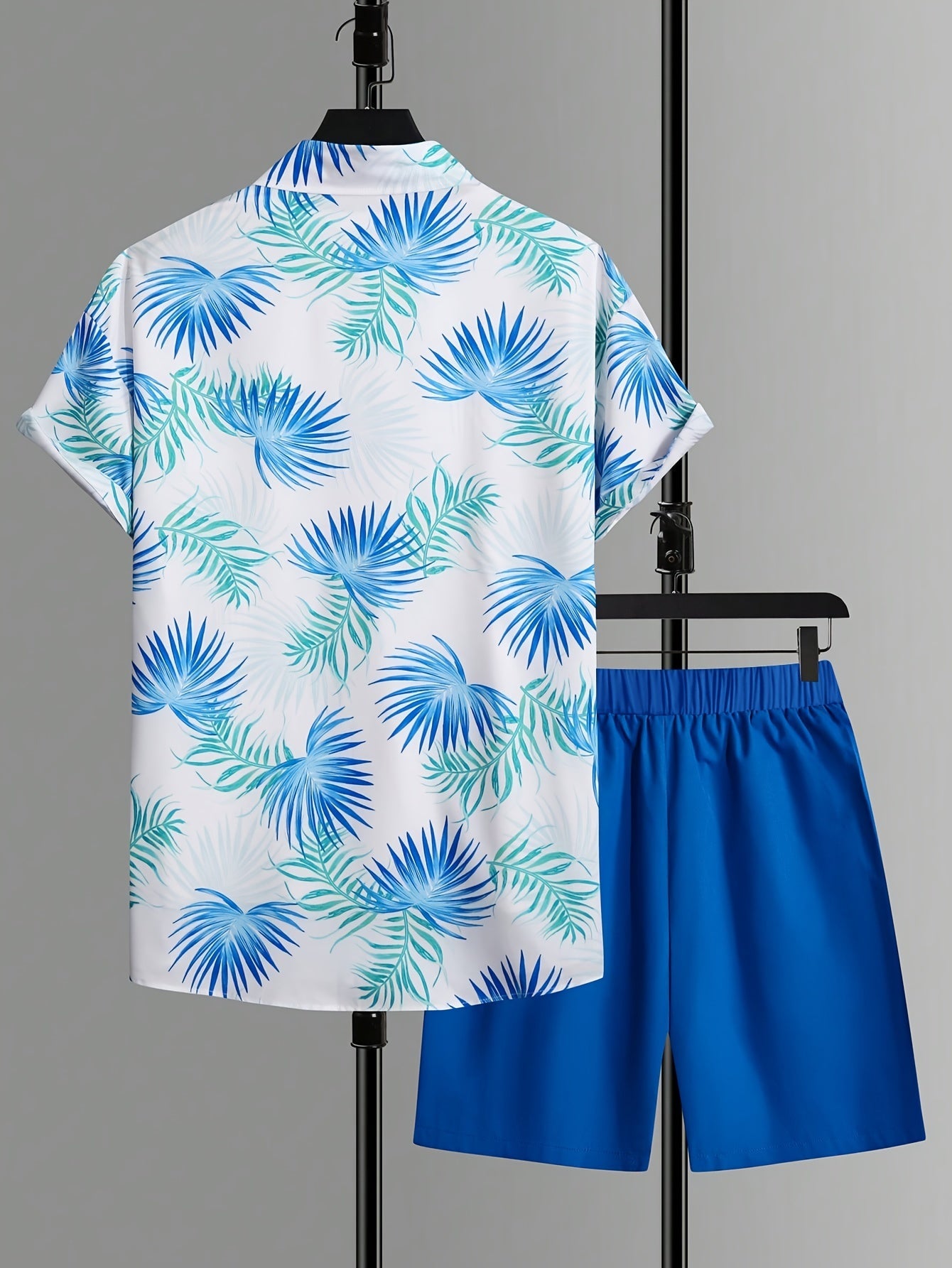 Herrset med kortärmad skjorta och shorts – trendigt semester- och strandmode
