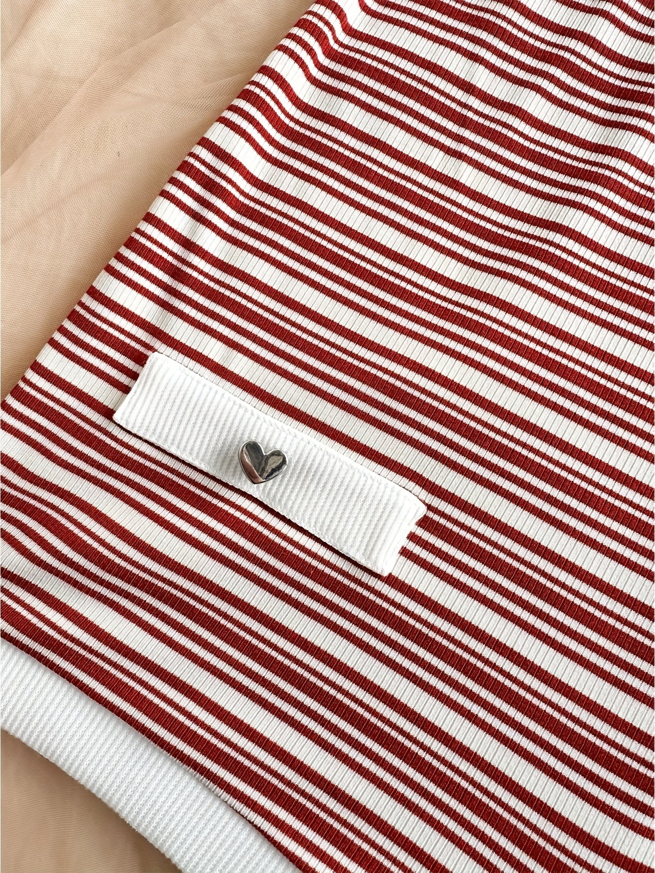 Damers eleganta randiga sommarplaysuit med knytdetalj och v-ringning – perfekt för semester och strand