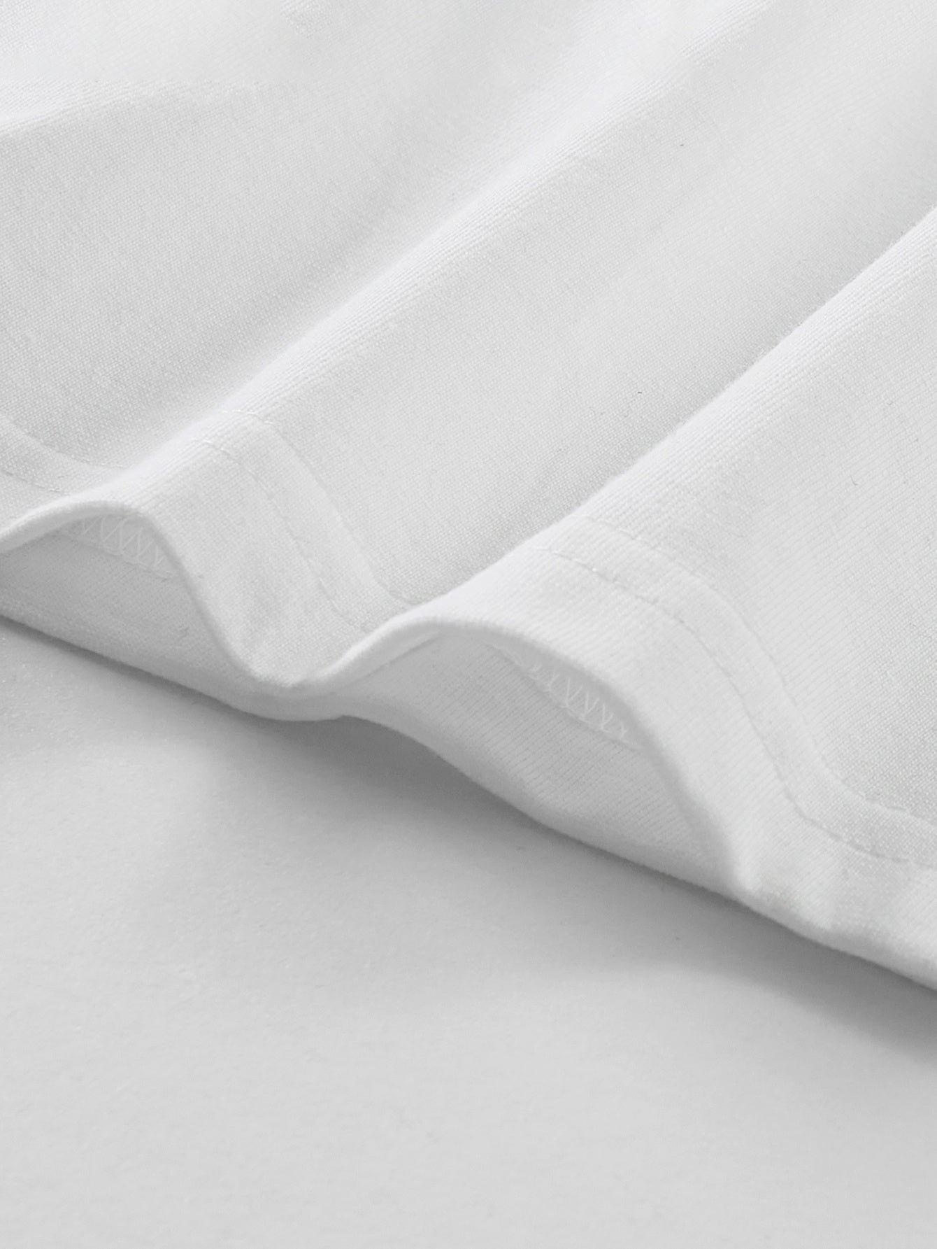 Herr T-shirt med konstnärligt björnmotiv och modern streetwear-stil