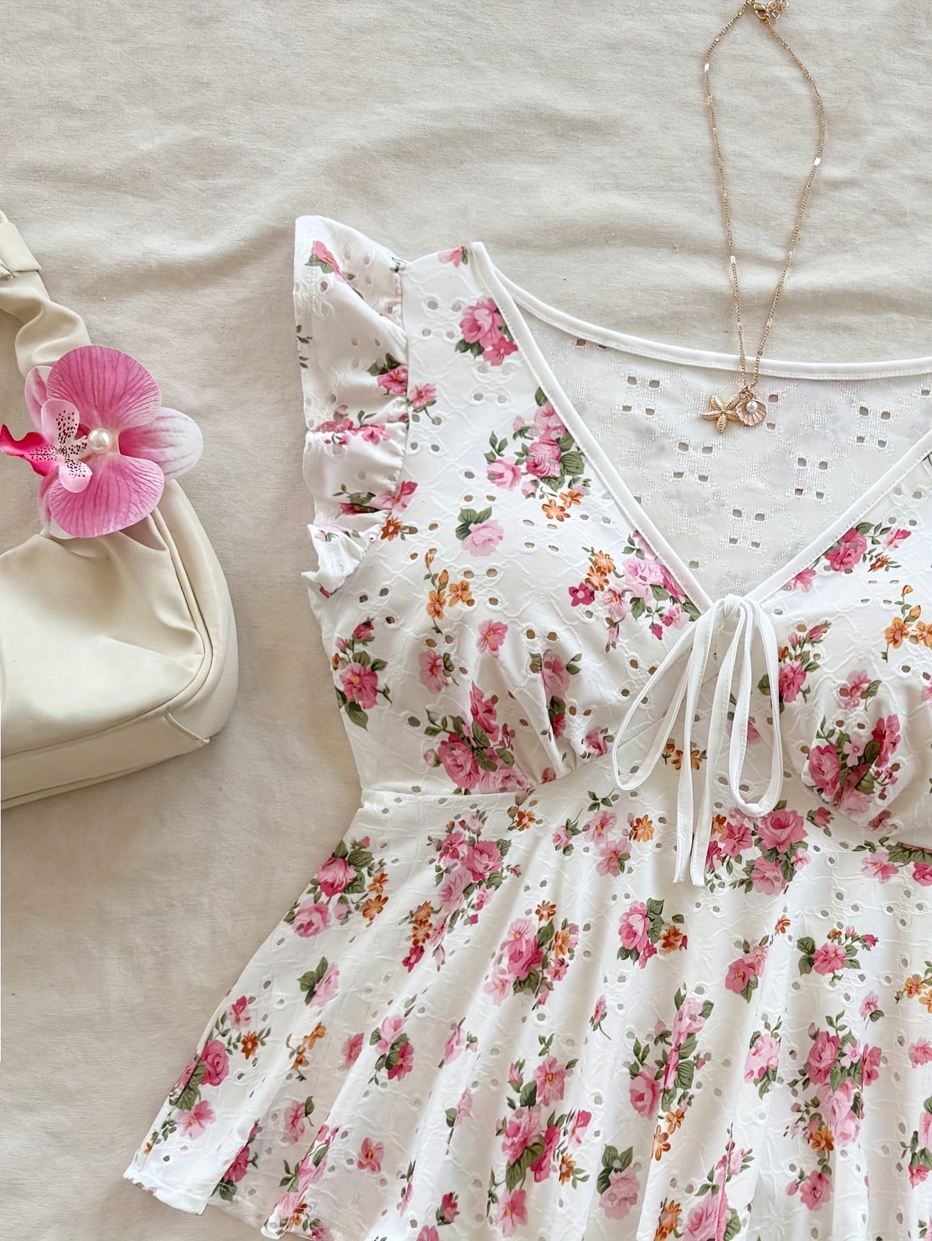 Dam Peplum Blus med Blommigt Mönster och Broderi – Romantisk Sommarstil för Vardag och Fest