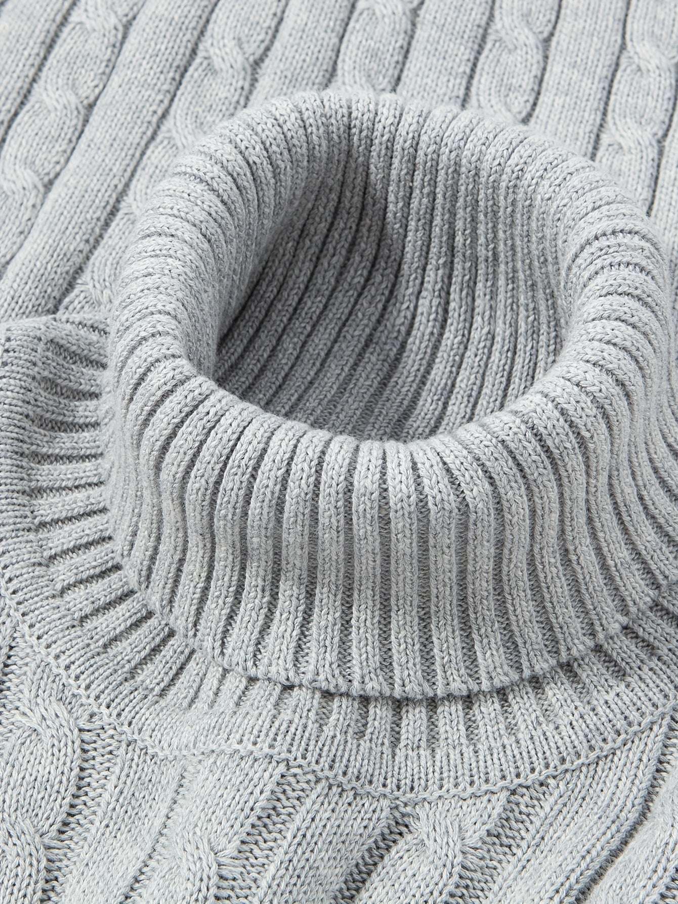 Herrarnas stickade polotröja med kabelmönster – elegant vardagsstil
