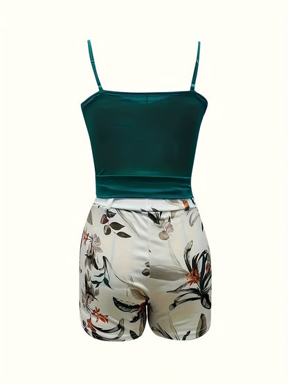 Damset med djup urringning och blommiga höga shorts – somrig och trendig outfit för vardag och semester