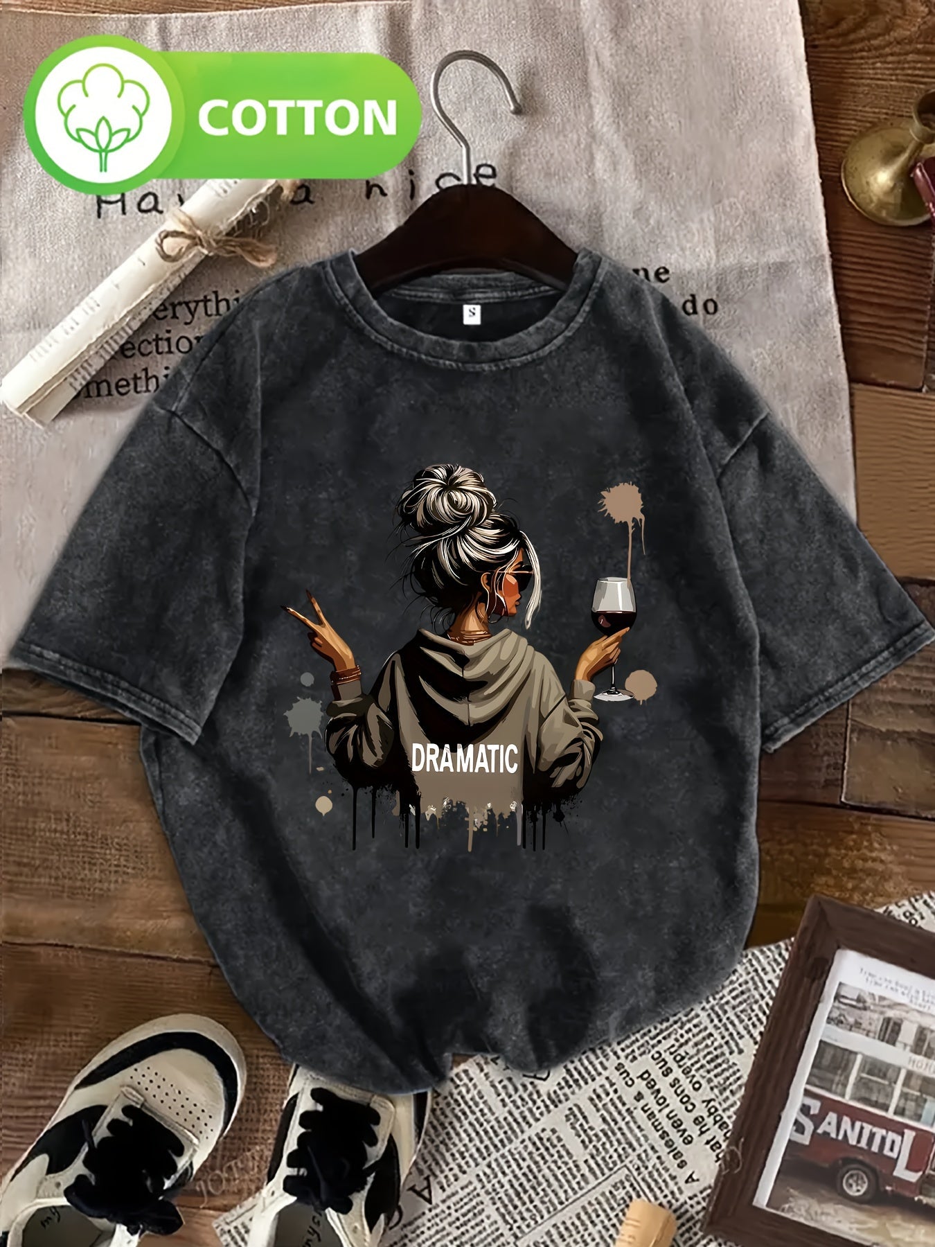 Dam T-shirt med tryck – Dramatic, avslappnad stil, perfekt för vardag och fritid