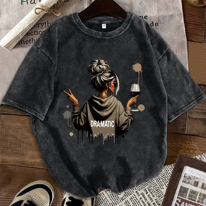 Dam T-shirt med tryck – Dramatic, avslappnad stil, perfekt för vardag och fritid