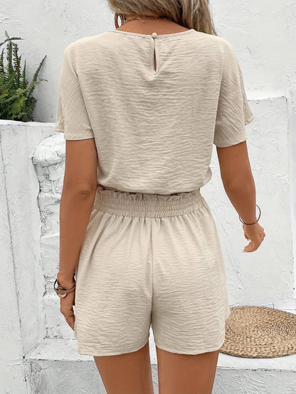 Damset med avslappnad topp och shorts, perfekt för sommarens vardagsbruk och semester