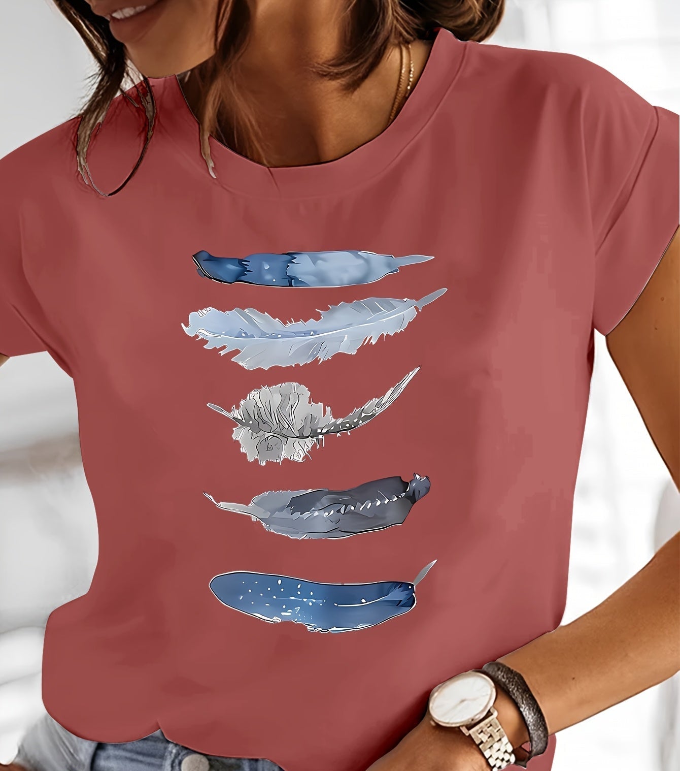 Dam T-shirt med konstnärliga fjädermotiv – avslappnad vardagsstil