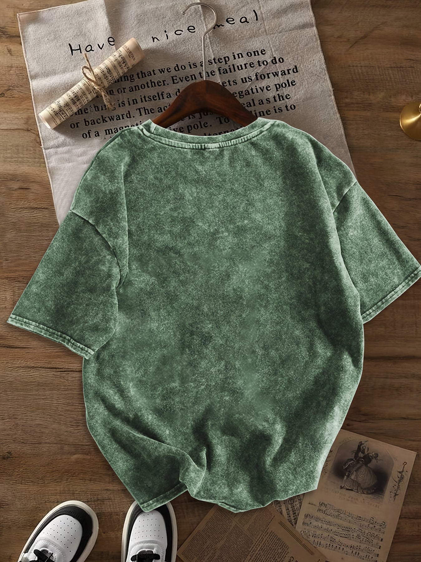 Dam T-shirt med avslappnad passform och trendiga jeansshorts för sommarens streetstyle