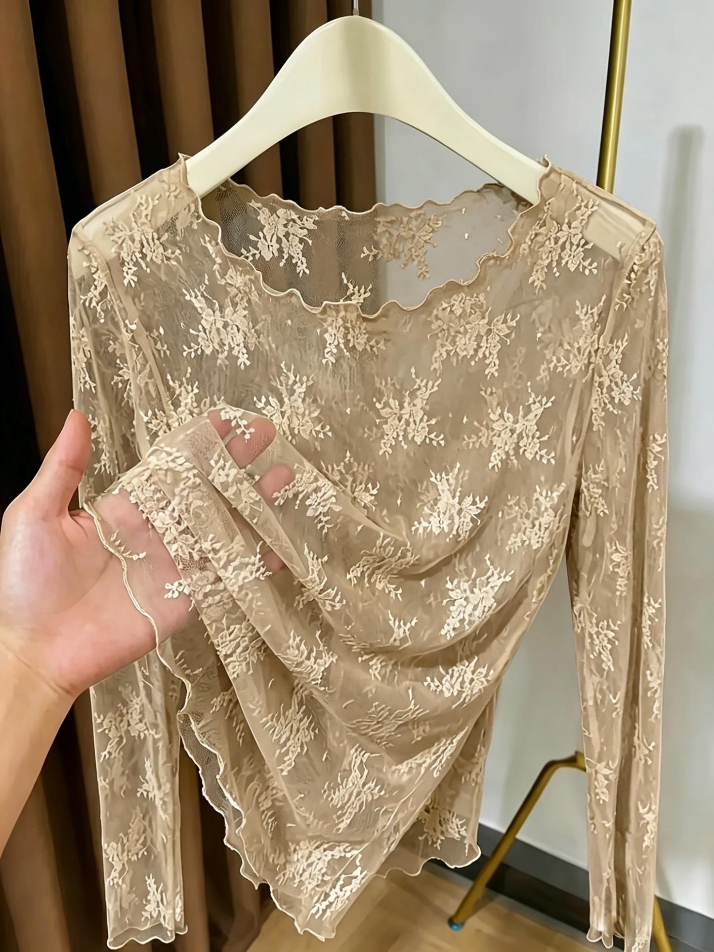 Dam Topp med Lång Ärm och Broderade Blommor – Elegant Transparent Festblus