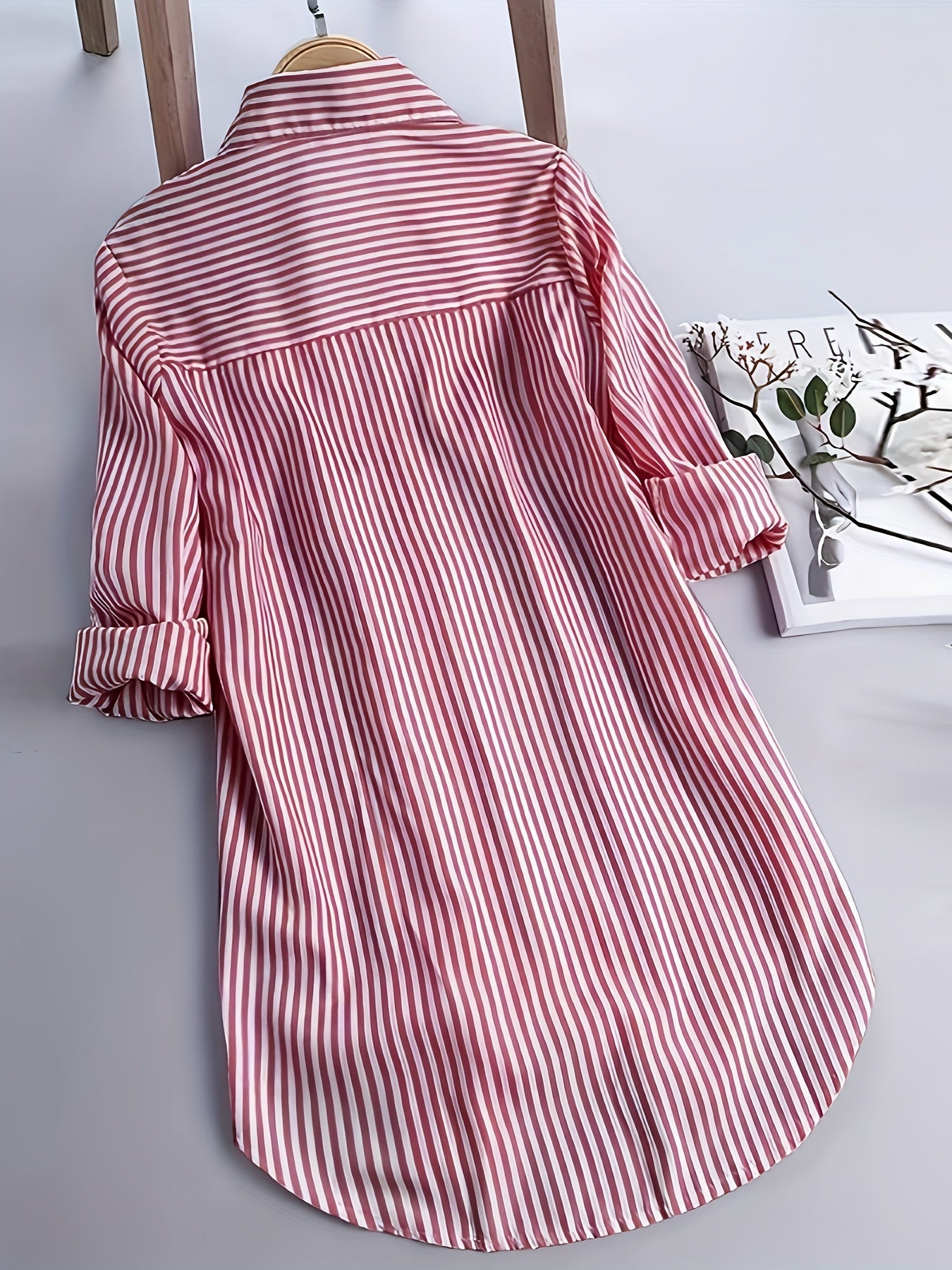 Dam lång skjortklänning med knappar och randigt mönster – Elegant vardagsstil