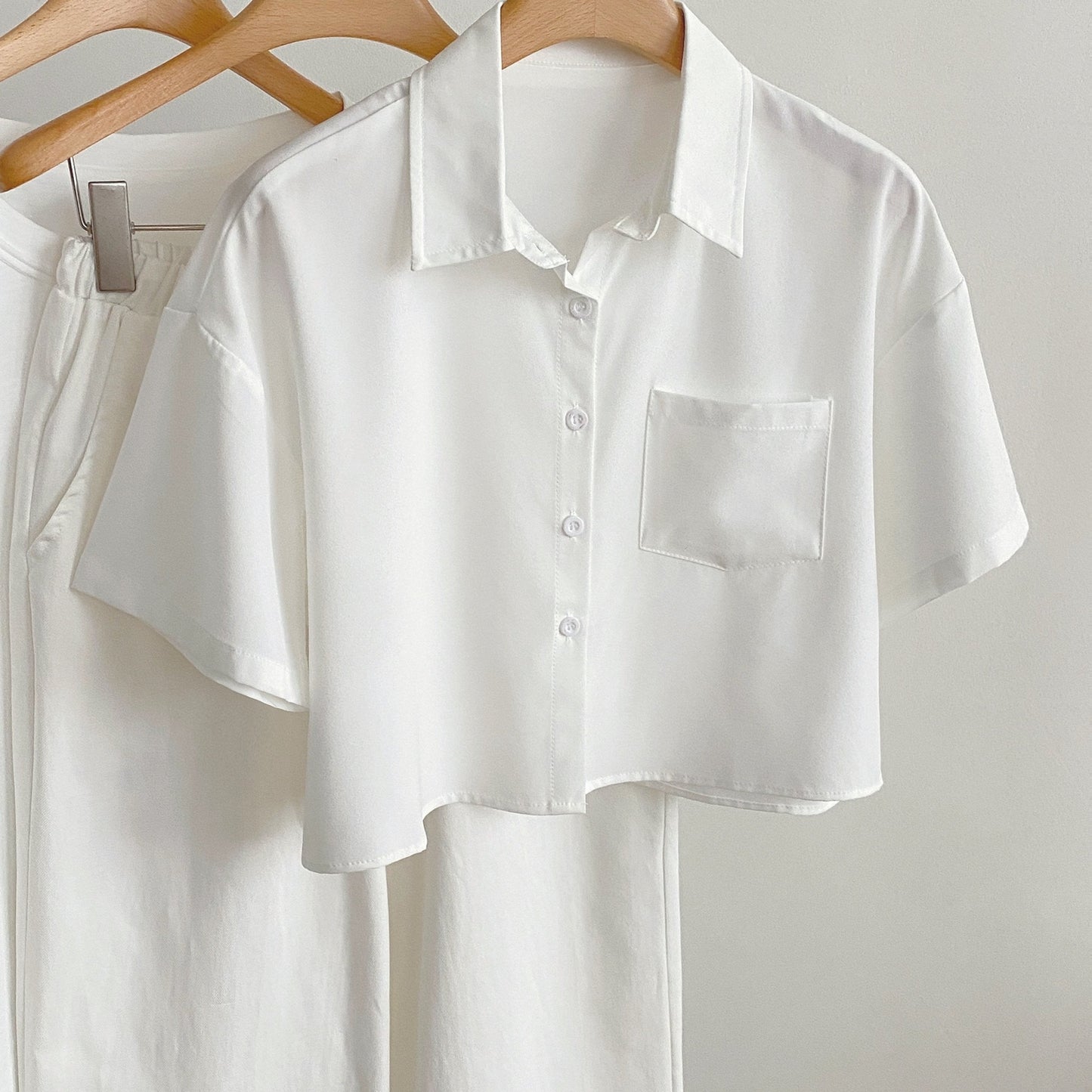 Dam Blus Kortärmad Skjorta Med Modern Cropped Passform För Vardagsbruk