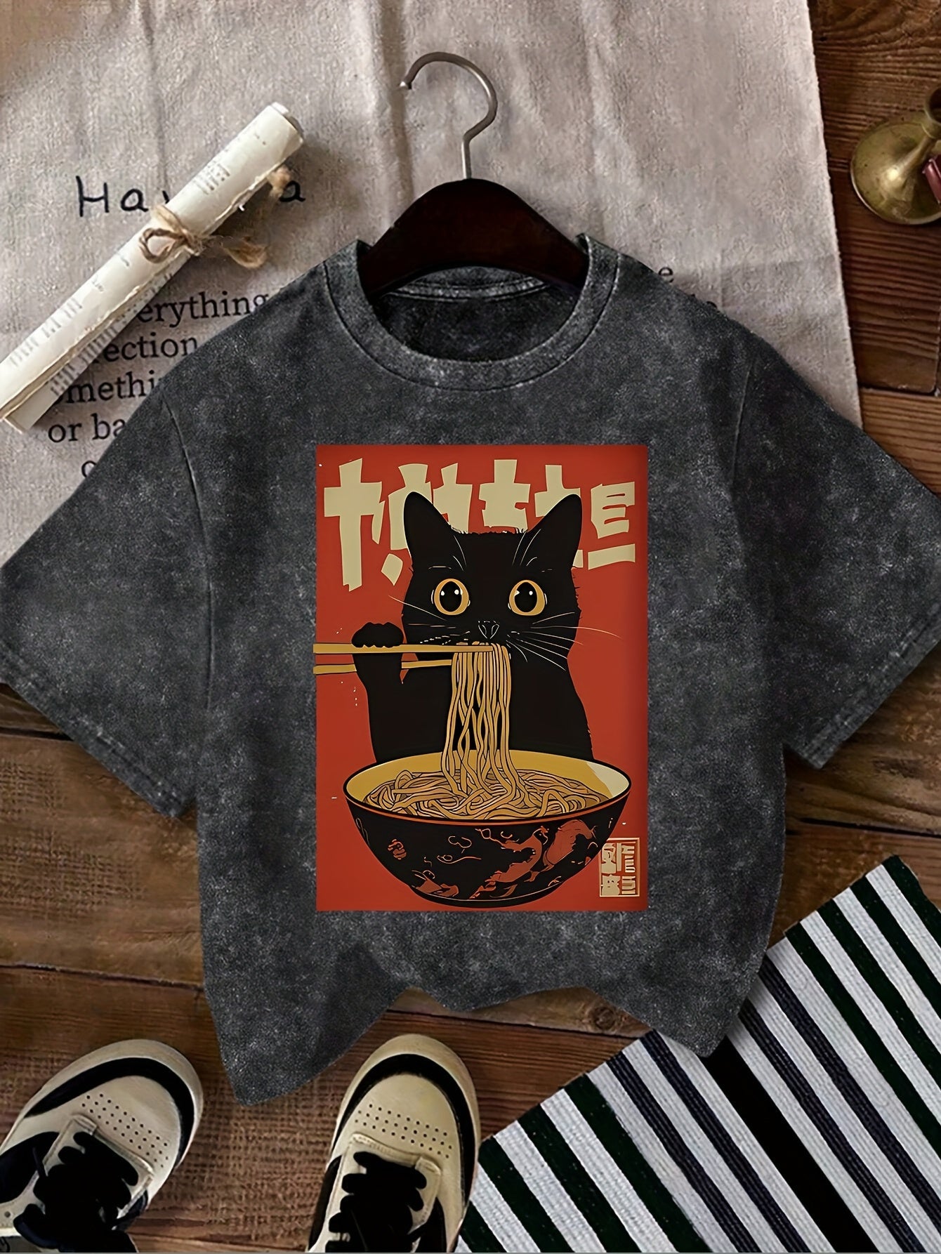 Unisex T-shirt med Vintage Katt och Ramen, Japansk Stil, Casual Mode