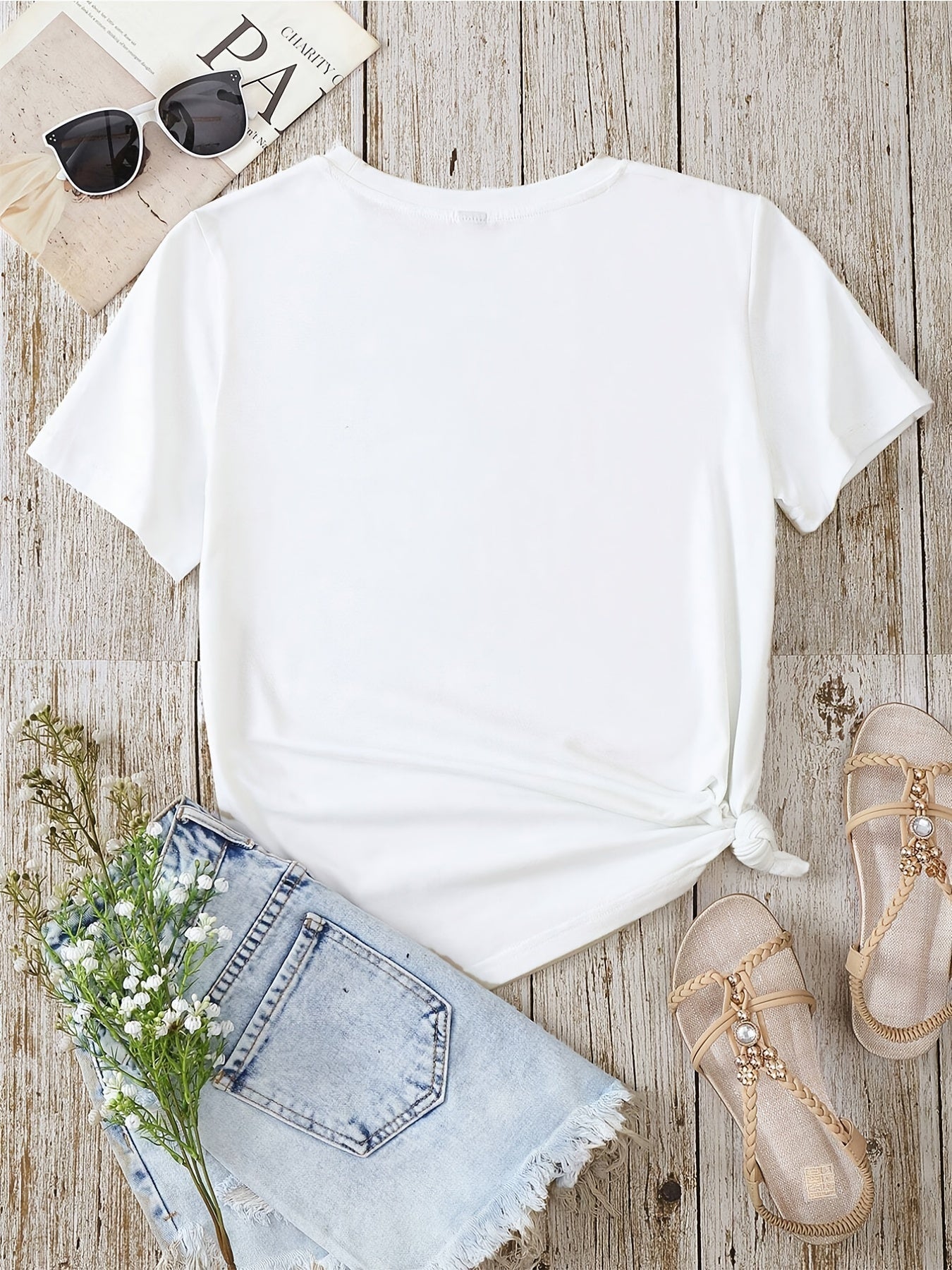 Dam T-shirt med blommigt och fjädertryck, avslappnad stil, perfekt för vardagsbruk