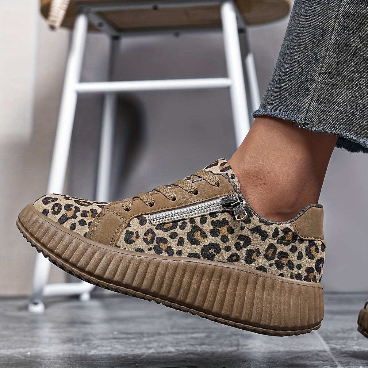 Damsneakers med leopardmönster och platåsula – Trendiga vardagsskor